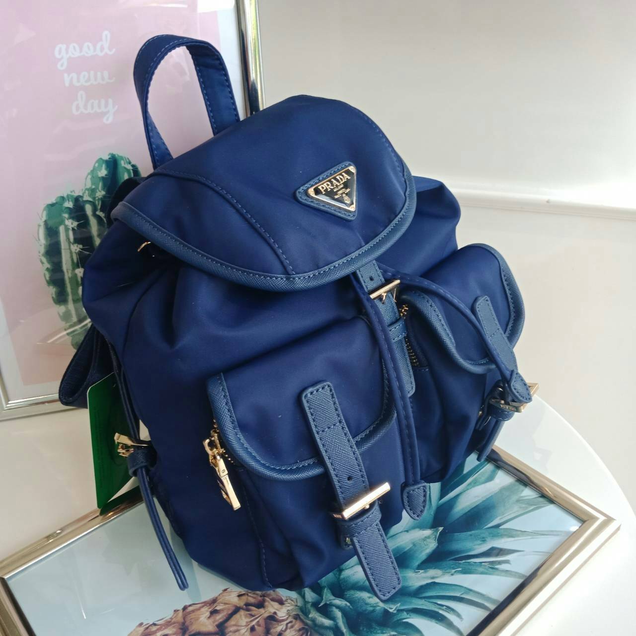 PRADA MINI BACKPACK with chain กระเป๋าเป้ size mini premium gift จากแบรนด์ Prada ขนาดกำละงน่ารัก ปรับสะพายได้หลายทรง วัสดุ nylon เปิดปิดด้วยกระดุมแม่เหล็ก ด้านหน้ามีช่องเล็ก น้ำหนักเบา ภายในมีช่องเล็ก และช่องซิป จุได้เยอะ ซับได้ 100& polyester มีหูหิ้วจับ