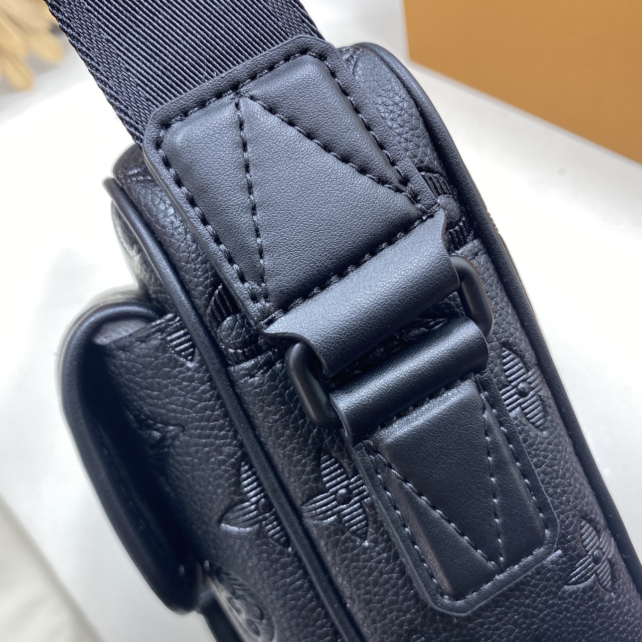 TOP ORI หนังแท้ | LV Getaway Messenger Bag กระเป๋าสะพายทรงแมสเซนเจอร์ ขนาดกะทัดรัดเพรียวบางตอบโจทย์การใช้งานเป็นได้ทั้งกระเป๋าเพาช์และกระเป๋าแมสเซนเจอร์ งานหนัง Monogram Shadow ผสานการประทับลาย Monogram อย่างกลมกลืน