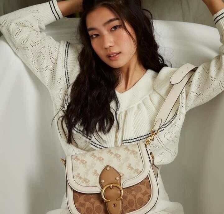 COACH C0749 BEAT SADDLE BAG(COACH C0749) 💖สวยหรู ดูดี เป็นรุ่นที่หลายคนรอค่อย จะลุคแนวsports สาวเทห์ หรือสไตล์สาวหวานเรียบร้อย ได้หมดคะ มาพร้อมสายสะพาย 2 เส้น คุ้มเกินคุ้ม วัสดุหนังแท้ชั้นดี หนังสวย อะไหล่แบรนด์ที่ดูเด่นคลาสสิคตรงด้านหน้า เปิดปิดก