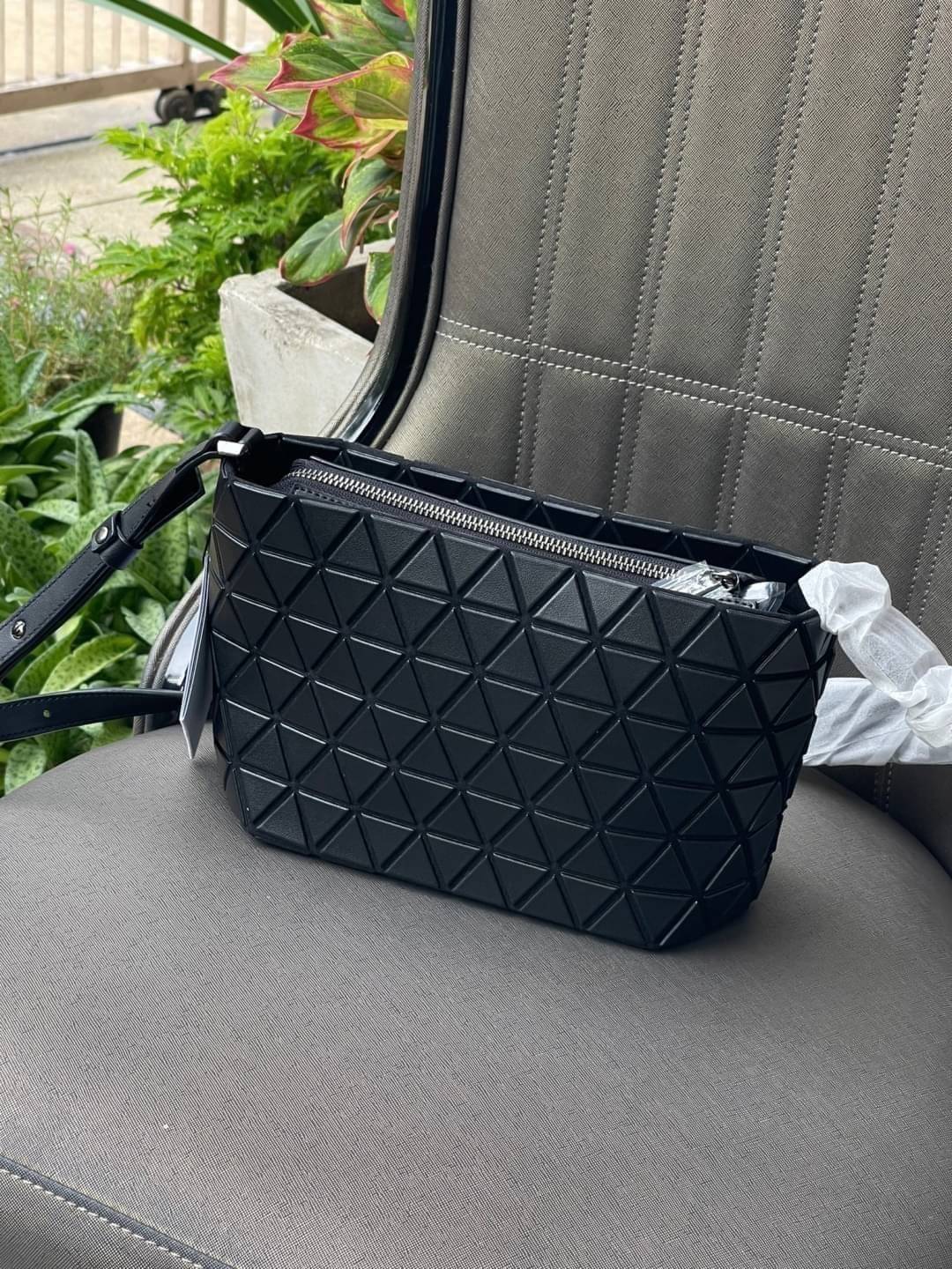 BAO BAO ISSEY MIYAKE Crystal Shoulder Bag งานดีไซน์ที่ดูเรียบง่ายทั้งรูปแบบการใช้งาน มีช่องเปิดปิดแบบซิปเพื่อให้คุณพกพาของมีค่าได้อย่างสบายใจป้องกันสิ่งของตกหล่น