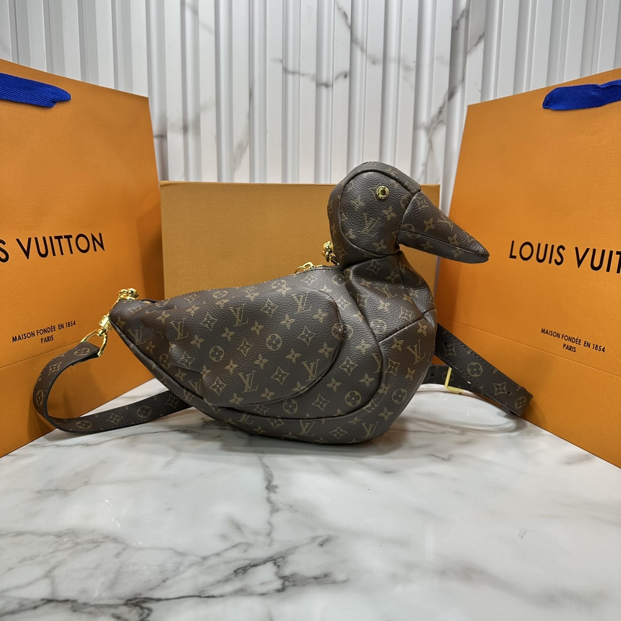 ORI หนังแท้ | LV Duck Bag Monogram coated canvas body and trim กระเป๋าดีไซน์รูปน้องเป็ด 3D กระเป๋าสะพายไหล่ขนาดกะทัดรัดรูปทรงสัตว์อันเป็นสัญลักษณ์ของสไตลิสต์สตรีทแวร์ผู้นี้