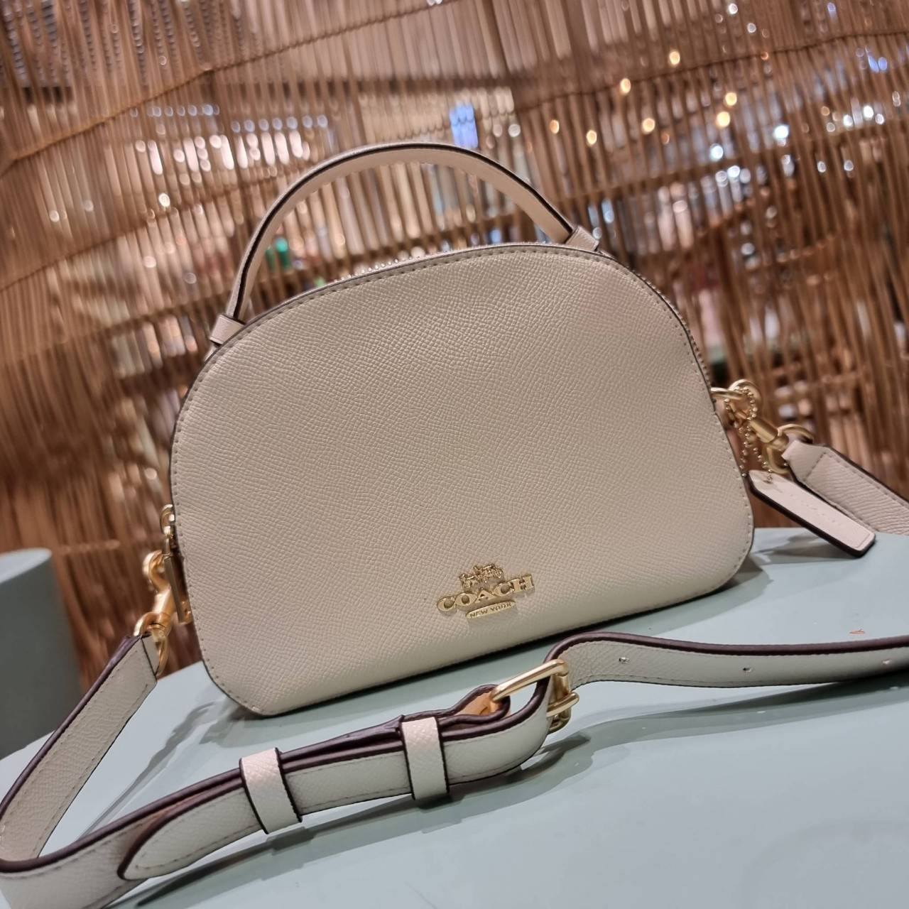COACH 1589 SERENA SATCHEL กระเป๋าสะพายคอลเลคชั่นยอดฮิต ดีไซน์ลุคผู้ดี ต้องยกให้น้องใบนี้เลย!! จัดสีคุณหนูมาให้ สวยตาแตก!! วัสดุหนัง crossgrain ทนทาน เปิด-ปิดด้วยซิป 2 ช่องหลัก ภายในเป็นช่องโล่ง เก็บของได้แบบสบายๆ ใส่มือถือได้ทุกรุ่น สามารถหยิบไปแมทช์ได้ง่