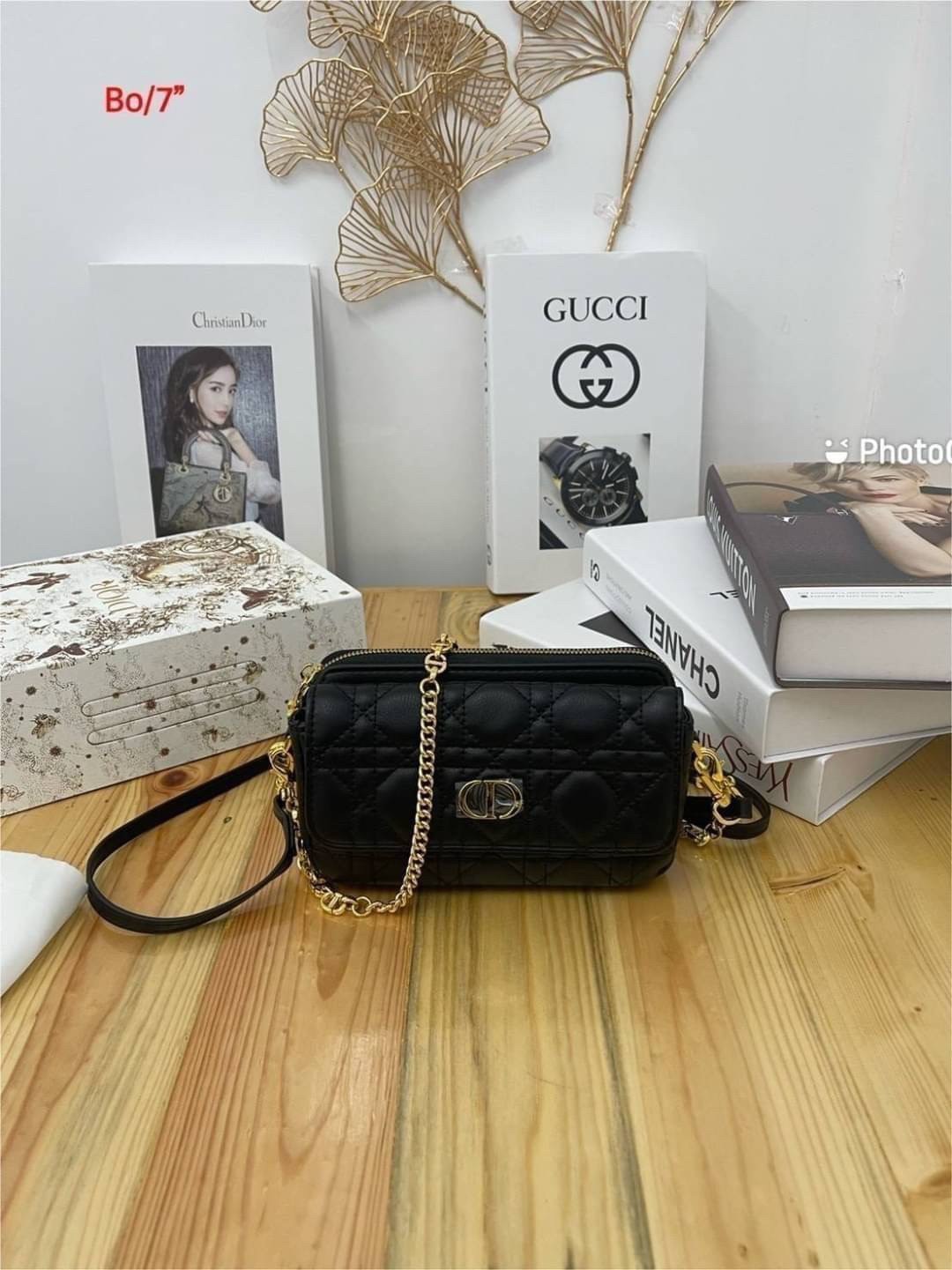 Dior Caro Pouch With Chain กระเป๋าสะพายทรงพอช รุ่นใหม่ ทรงใช้งานง่าย สะดวก กะทัดรัด วัสดุหนังคุณภาพดี มาพร้อมสายหนังสะพาย crossbody และสายโซ่อะไหล่ทองถอดออกได้ ปรับเปลี่ยนได้ตามสไตล์ อีกหนึ่งไอเท็มที่สาวๆต้องมีน้า 🛍 บอกเลยว่าเด็ดจ้า!!
