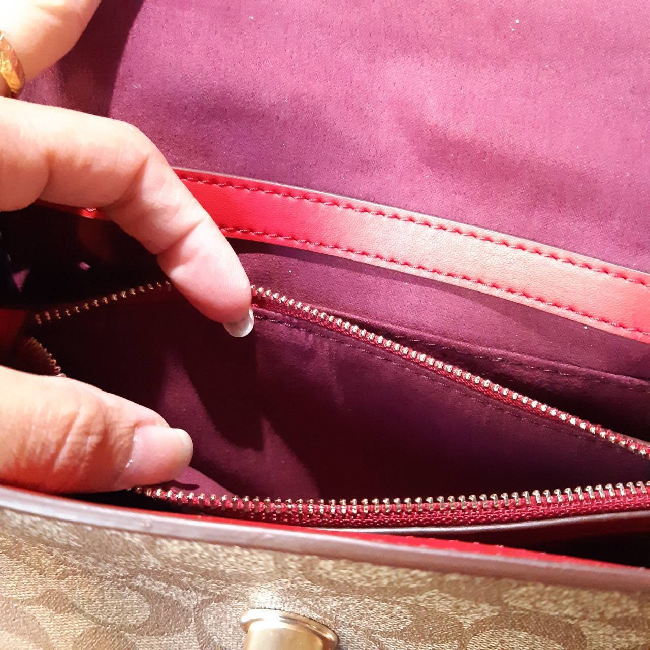 COACH TILLY SATCHEL 23 IN SIGNATURE CANVAS ((C1802//C1439/C1435)) กระเป๋า crossbody สวยหรู ขนาดใหม่ พร้อมสีมาใหม่!! ดีไซน์ย้อนยุค วัสดุหนังแคนวาสเคลือบลายสลับหนังแท้ มาพร้อมหูจับในตัว และสาย crossbody ปรับได้ตามตัว เปิด-ปิดด้วยตัวบิดล็อค ภายในโล่ง บุกำมะห