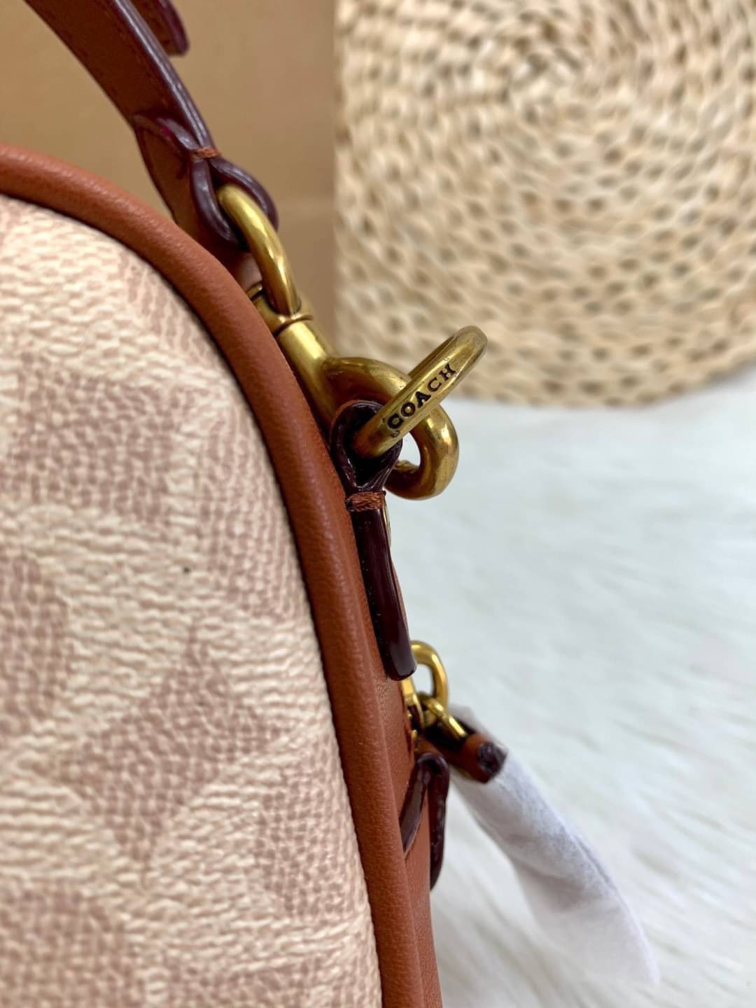 COACH Coated Canvas Signature Camera Bag 16 | Tan Rust (1025) เคลียร์สต๊อคมีไม่มากนะคะ! พร้อมส่งค่ะ! กระเป๋าทรงกล่อง pvc หนังนิ่มค่ะ เปิดปิดกระเป๋าแบบซิป ภายในสามารถใส่มือถือได้ทุกรุ่น;กระเป๋าเงินใบกลางได้;ของอื่นๆได้จุค่ะ;มีช่องซิปและช่องเล็กให้ใส่ของจุก
