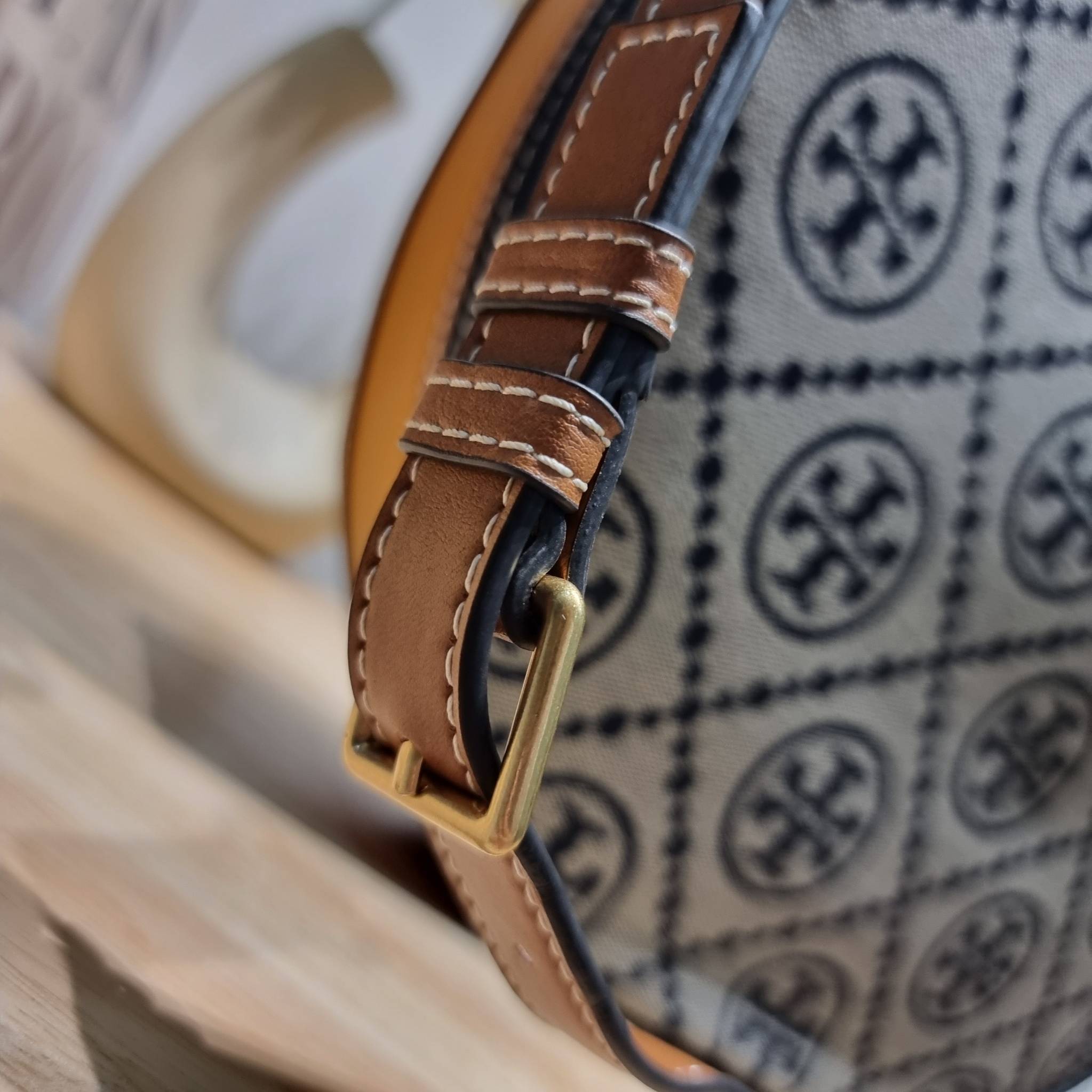 ใบใหญ่ 35cm Tory Burch T Monogram Medium Crescent Bag / TORY BURCH T MONOGRAM JACQUARD CRESCENT BAG ไซส์ใหญ่กับไอเท็มสุดร้อนแรง เซเลปรีวิวเยอะมาก!! สาวๆตามหากันไปอีก กระเป๋าทรง half moon ที่ดีไซน์บนผ้า jacquard ลวดลายซิกเนเจอร์ เรียบหรู ผู้ดีมากแม่!