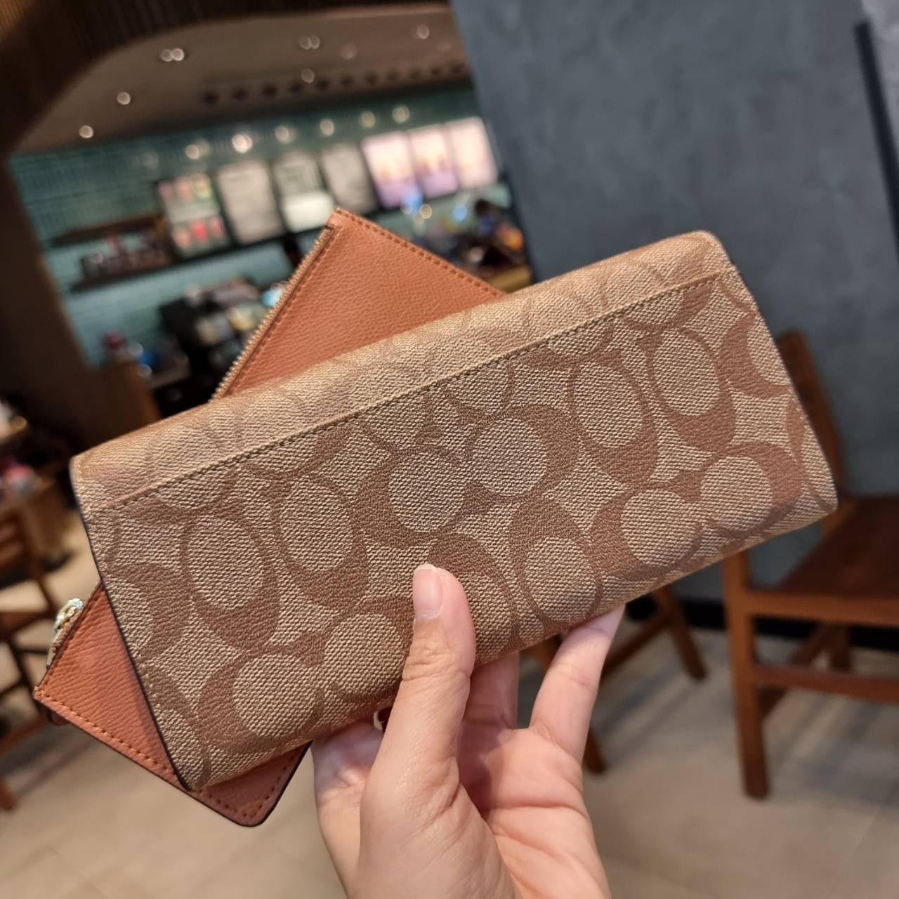 COACH F52601 POP SLIM ENVELOPE WALLET IN SIGNATURE รุ่นขายดี ขายหมด!! รุ่นหายาก!! เติมสต็อคจ้า!! กระเป๋าสตางค์รุ่นฝาพับ ดีไซน์เรียบหรู คลาสสิค ใช้งานง่ายและสะดวกมากๆ ด้วยซองซิปที่เสียบด้านหลัง ถอดแยกออกมาใช้ได้ หรือเอาออก พกกระเป๋าเดี่ยวๆก็ได้ ถือใบนี้ดูไ