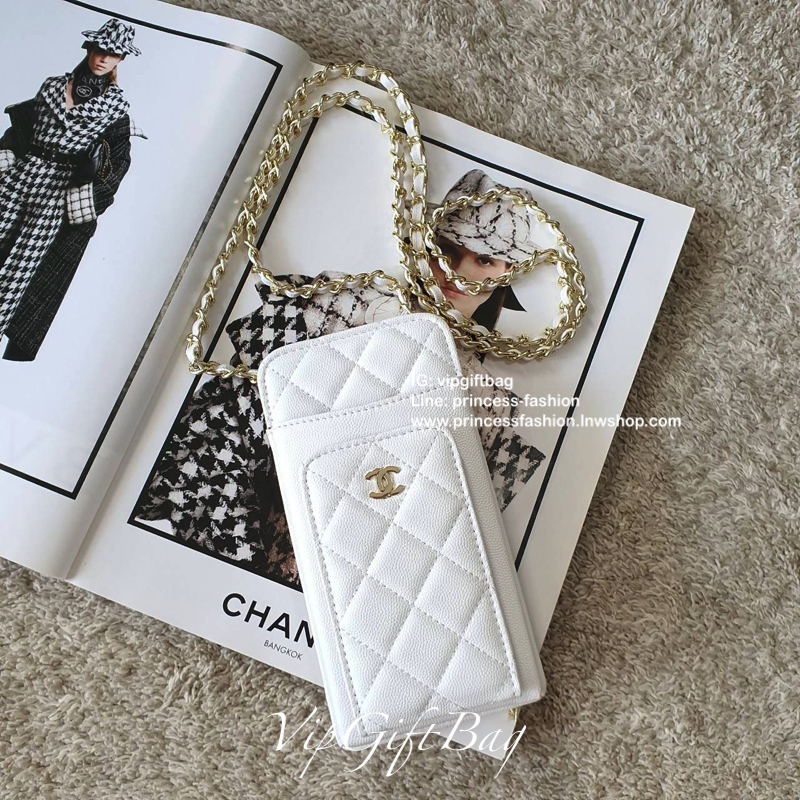 NEW ARRIVAL!! CHANEL VIP GIFT WOC BAG กระเป๋าสตางค์คล้องคอ/ Crossbody ที่กำลังมาแรงมาในตอนนี้ ตัวกระเป๋าเป็นกระเป๋าสตางค์หนังพียูลาย CAVIER **อะไหล่ทองทั้งใบ ด้านหน้าใส่ iphone+ ได้ เปิดปิดด้วยกระดุมแม่เหล็ก สามารถใส่บัตรได้อีก4ใบด้านใน พลิกมาด้านหลังมีช่