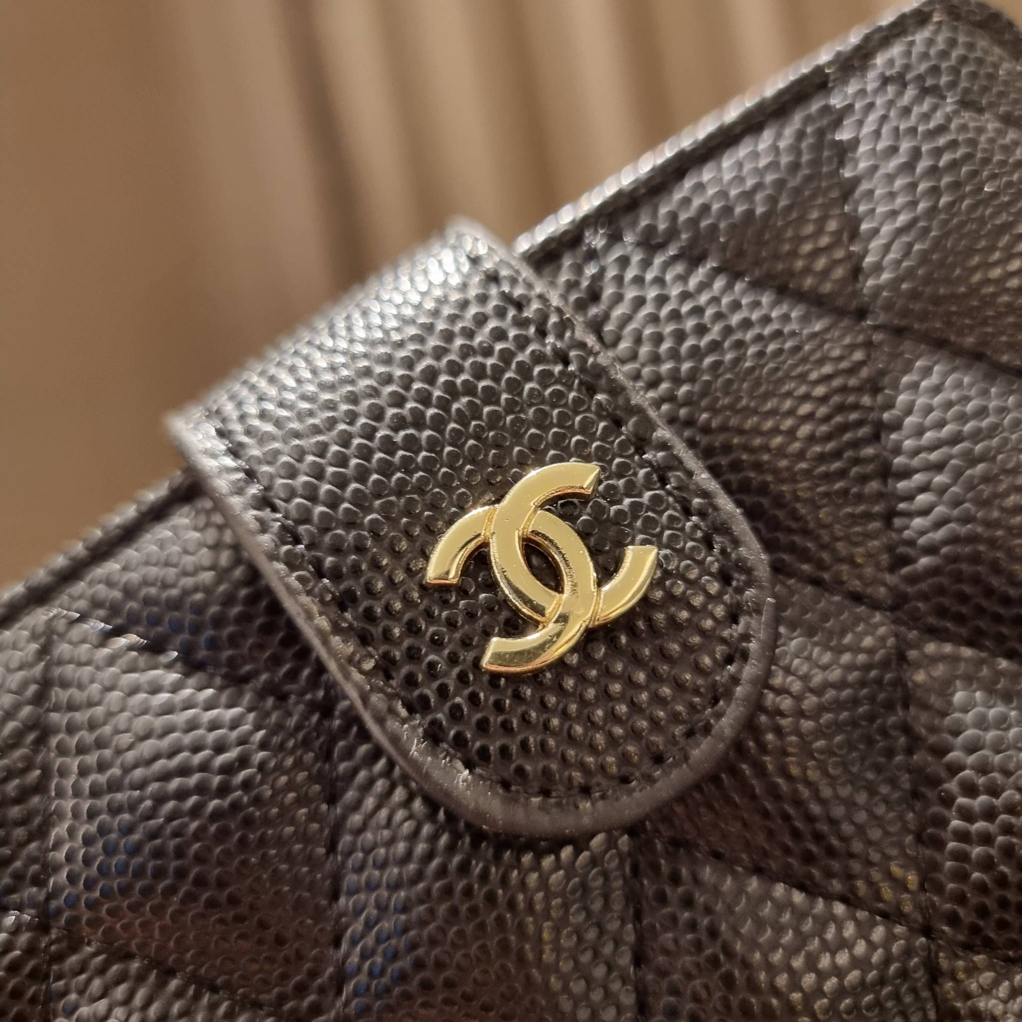 VIP 】หรูสุด ไม่ต้องพูดเยอะ!! HOT ITEM!! กระเป๋าสตางค์ใบกลางขนาดเหมาะมือ ดีไซน์ลุคผู้ดี สวยคลาสสิคจาก Chanel premium for gift วัสดุหนังลายคาร์เวีย ใช้งานง่าย เปิด-ปิดด้วยกระดุมแม่เหล็ก และซิปรูดช่องสำหรับใส่เหรียญ สะดวกมากๆ ภายในกระเป๋ามีช่องใส่บัตร ใส่ธนบ