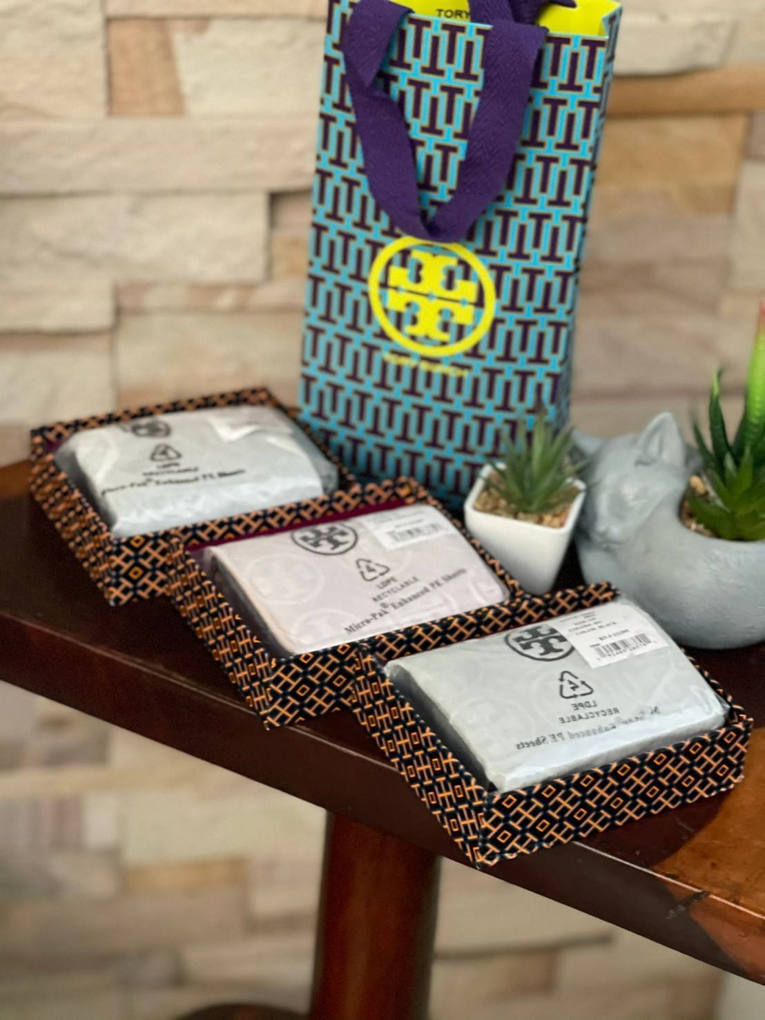 ของแท้ 💯% Tory burch fleming bifold mini wallet กระเป๋าสตางค์ทรงพับ2ตอนที่มีฟังก์ชั่นครบ ทั้งใส่การด์ เหรียญและธนบัตรได้ ดีเทลลายตารางเย็บสองชั้น