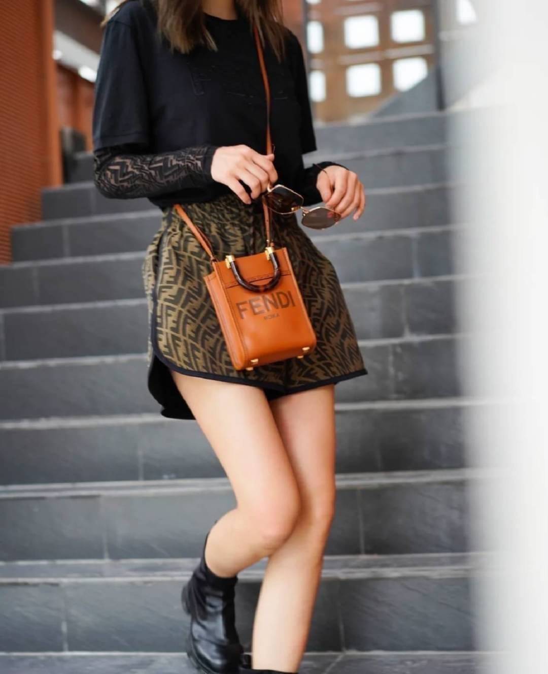 สวยหรูมาก กับ FENDI MINI SUNSHINE SHOPPER วัสดุหนังแท้ทั้งใบ ปั้มชื่อแบรนด์ด้านหน้า ที่จับเซรามิคสีสวยมีสลักแบรนด์ *ทรงมินิน่ารัก ด้านในเป็นช่องโล่งกว้าง สามารถใส่ กระเป๋าสตางค์สั้น มือถือได้ทุกรุ่น มาพร้อมสายสะพาย ถอดปรับได้ อะไหล่ปั้มแบรนด์สีทอง ปั้มโลโ