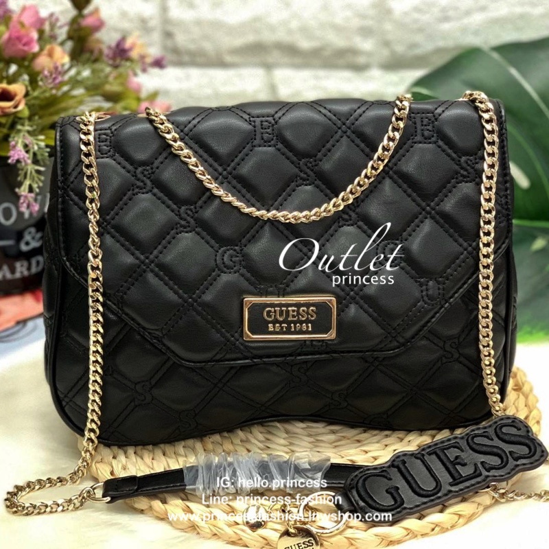 GUESS LOLLI CONVERTIBLE CROSSBODY BAG รุ่นแนะนำค่ะ!! กระเป๋าสะพายข้าง//ทบสายสะพายไหล่ได้ วัสดุหนังลายนวม ด้านหน้ามีอะไหล่โลโก้แบรนด์ เปิดปิดกระเป๋าแบบกระดุมแม่เหล็ก ภายในกว้างสามารถใส่ของจุ ใส่กระเป๋าสตางค์ใบยาวได้ค่ะ มีช่องซิปและช่องเล็กใส่ของจุกจิกน่ะค่
