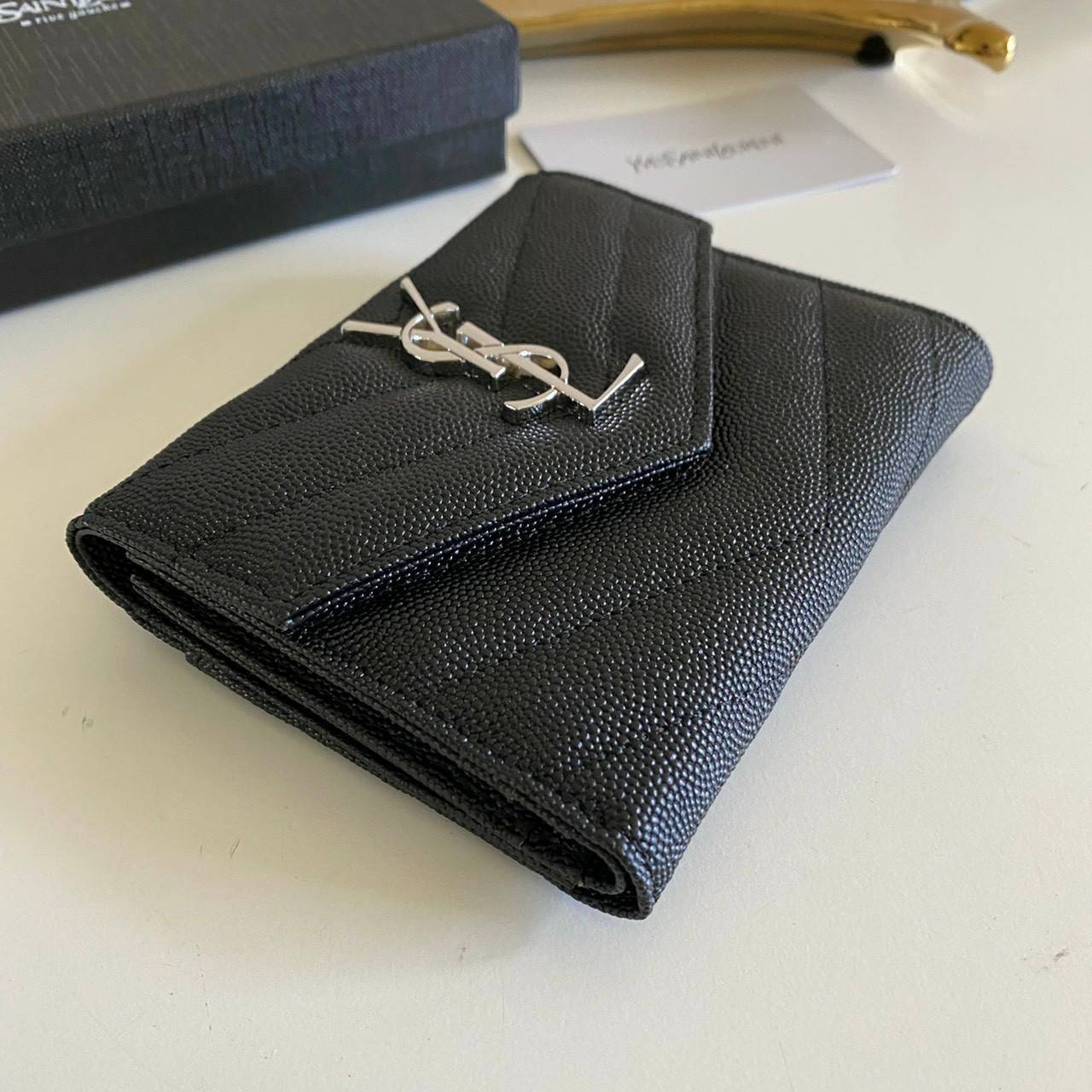 VIP GIFT 】หนังแท้ YSL 13cm SAINT LAURENT Monogram Compact Trifold Wallet กระเป๋าสตางค์ใบสั้น 3 พับ งานดีสุด รอบที่แล้วไม่พอขาย สามพับ ใส่แบงค์ ใส่บัตร ใส่เหรียญได้เยอะ ใบเดียวครบจบเลย หนังสวยมาก ละเอียดสุดๆ