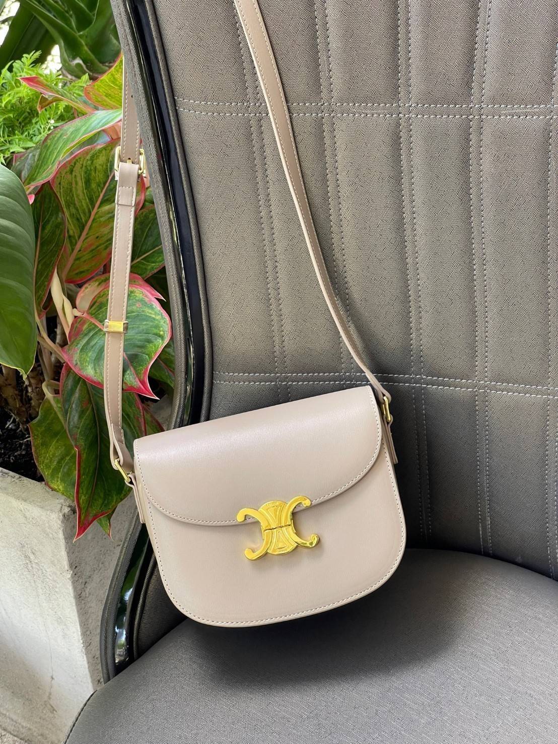 VIP 🥂 CELINE TEEN BESACE TRIOMPHE IN SHINY กระเป๋าสะพายคาดลำตัวรุ่นนี้นับว่าเป็นกระเป๋าอีกหนึ่งรุ่นในซีรีส์ Triomphe ที่ได้รับความนิยมอย่างมาก ด้วยรูปร่างทรงโค้งมนมีความคลาสสิกตามแบบฉบับของ Celine เพิ่มความหรูหราและโดดเด่นด้วยการตกแต่งด้วยโลโก้โลห