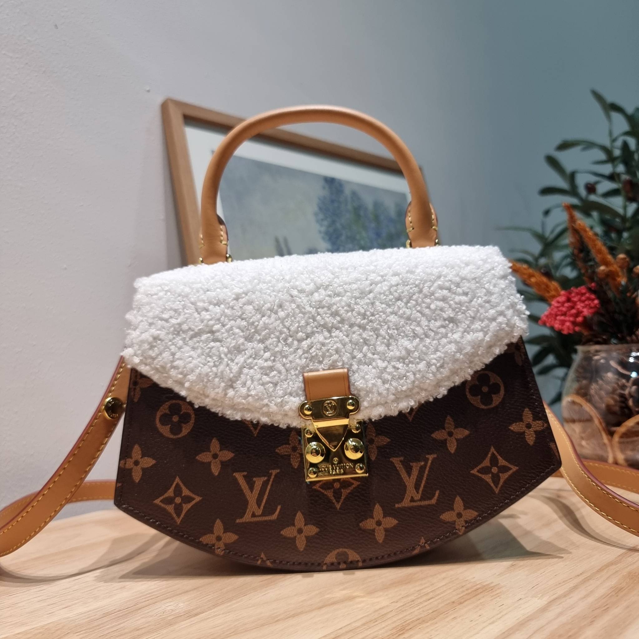 LV EDEN FLEECE bag / LV CROSSBODY HAND BAG กระเป๋าสะพายดีไซน์ใหม่ แรร์ไอเท็มที่สาวๆต้องมี! ดีไซน์ตกแต่งขนฟูนุ่ม วัสดุหนังแคนวาส เปิด-ปิดกระเป๋าด้วยอะไหล่กดล็อค ภายในเป็นช่องโล่ง มีช่องซิปแยก มีหูจับในตัวและสายครอสบอดี้มาให้ ใช้งานง่าย เหมาะกับทุกสไตล์การแ