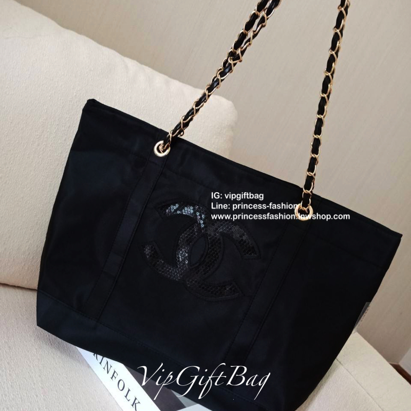 Chanel Satin Tote With Chain ♡♡ กระเป๋าสะพายทรง Shopping Bag งาน VIP GIFT ของแท้ 100% นำเข้าจาก Chanel Perfume Counter ใบใหญ่วัสดุ SATIN **อะไหล่ทอง ประดับคริสตัลสีดำโลโก้ CC สุดคลาสสิคหน้าหลัง ซับใน Polyester 100% เปิดปิดด้วยกระดุมแม่เหล็ก 