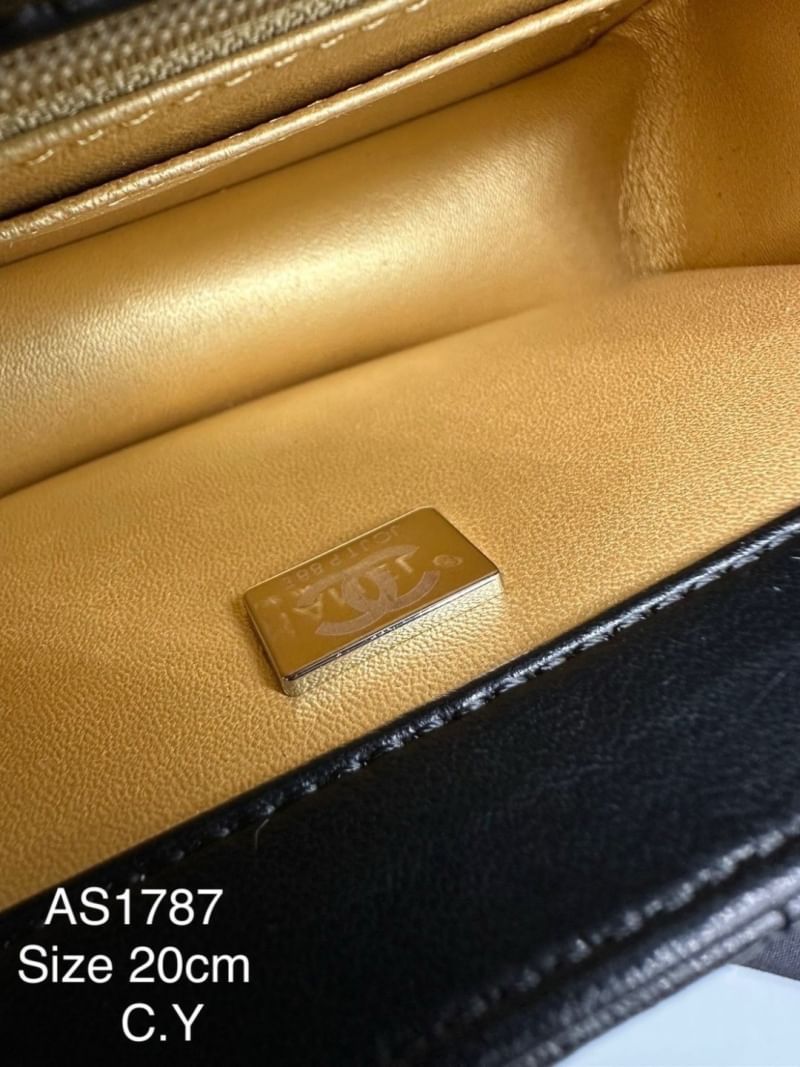 Chanel pearl crush mini flap bag กระเป๋าสะพายทรงคลาสสิก โดดเด่นด้วยอะไหล่ทรงมุกแต่งโลโก้แบรนด์ สวยหรู ดูแพง ผู้ดีมากๆ สะพายออกงานได้สวยๆเลย หรือจะสะพายไปทำงาน ไปเที่ยวก็เหมาะ จะซื้อเป็นของขวัญหรือใช้เอง ก็คุ้มค่าแน่นอนจ้า