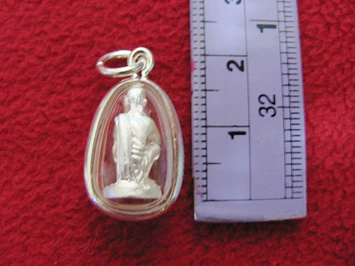 จี้หลวงพ่อคูณนั่ง เนื้อเงินพ่นทรายเลี่ยมเงินไมครอนค่ะ