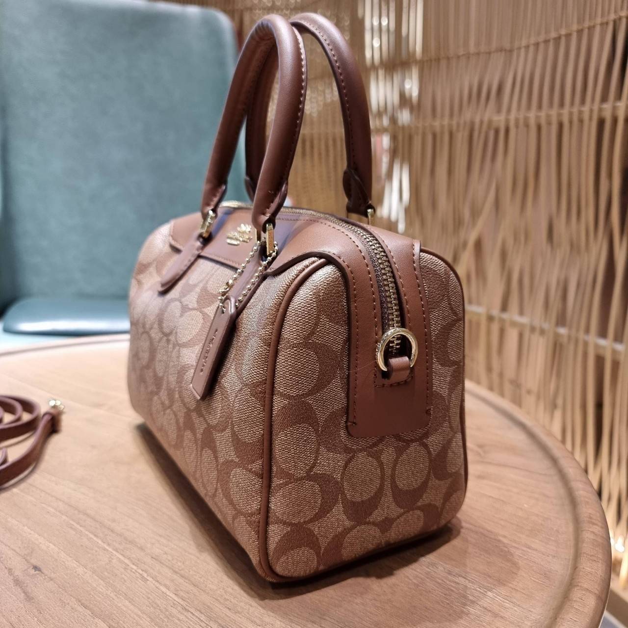 COACH F32203 MINI BENNETT SATCHEL IN SIGNATURE CANVAS กลับมาอีกครั้ง!! กับกระเป๋าทรงหมอนยอดฮิต 🥳 มีกี่สีก็ขายหมด วัสดุหนังแคนวาสเคลือบลาย ทรงสวยใช้งานได้ทุกโอกาส ภายในโล่งกว้างใส่ของได้เยอะ มีหูจับในตัว และสายสะพาย crossbody ปรับได้ตามตัว ใบนี้ไม่