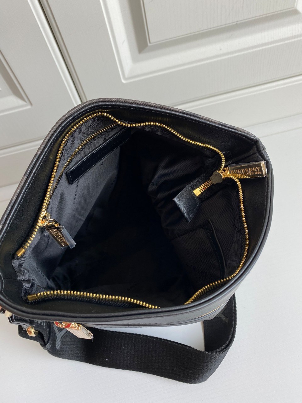 BURBERRY CROSSBODY VINTAGE BAG VIP GIFT WITH PURCHASE (GWP) พร้อมเป็นของขวัญ มอบให้คุณผู้ชายแล้วค่ะ พรีเมี่ยมกิ๊ฟ Limited Edition จากBURBERRY วัสดุหนังโทนสีเทาดำสุดคลาสสิค