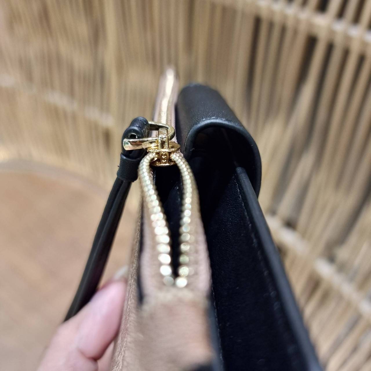 พร้อมส่ง 7 สี COACH C2874 TECH WALLET IN COLORBLOCK SIGNATURE CANVAS จัดให้สีใหม่ก่อนใคร!! ดีไซน์ใหม่ คอลเลคชั่นสวยหรู กระเป๋าสตางค์พร้อมสายคล้องมือ ง่ายต่อชีวิตมากจ้า!! มันดีอะไรเบอร์นี้ ใส่ได้ทั้งบัตร และโทรศัพท์ก็ใส่ได้ทุกรุ่น แถมยังมีช่องซิปแยกไปอีก ช