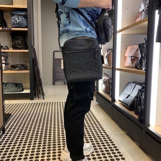 COACH HOUSTON FLIGHT BAG IN SIGNATURE LEATHER (COACH F73338) กระเป๋าสะพาย ลวดลาย C นูน SIGNATURE ที่ดูโดดเด่นมาก// วัสดุหนังแท้ทั้งใบ อยู่ทรงสวย// ด้านในโล่งกว้าง จุของได้เยอะ ด้านหน้ามีอีกช่องซิบไว้เก็บของสำคัญได้อย่างเป็นสัดส่วน ลงตัว เปิด-ปิด ด้วยซิบ/ 