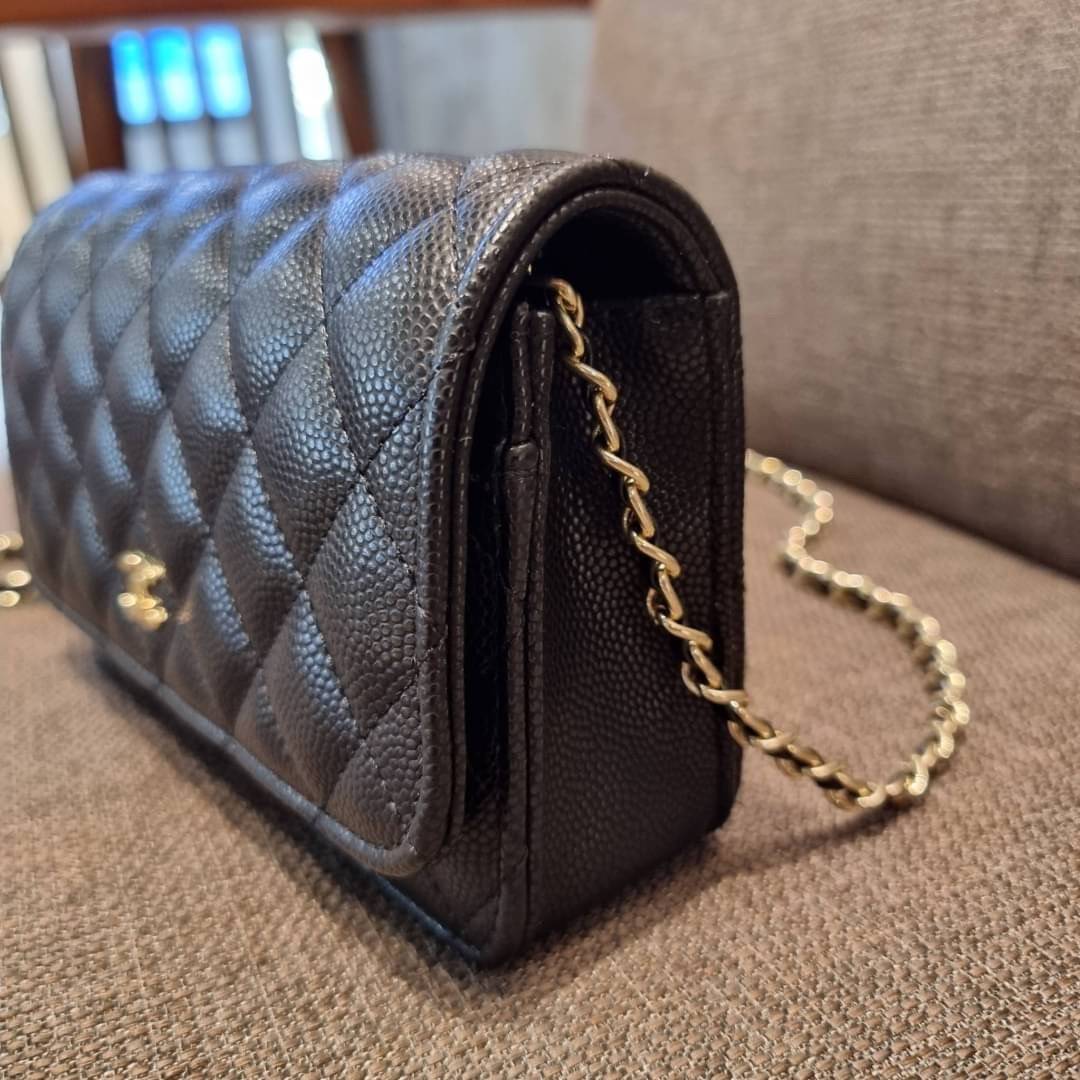 VIP 🥂 CHANEL WOC ฮอตกว่ารุ่นนี้คงไม่มีแล้ว!! เป็นรุ่นที่ถูกถามหาเยอะสุด!! ขายดีสุด!! และหมดไวมากๆ กระเป๋าสะพายข้างหนังลายคาร์เวีย มาพร้อมโซ่สะพายในตัว (ถอดออกไม่ได้) อะไหล่ทอง ดูผู้ดี้ ผู้ดี!! เปิด-ปิดกระเป๋าด้วยกระดุมแม่เหล็ก ภายในกระเป๋าเป็นช่อง