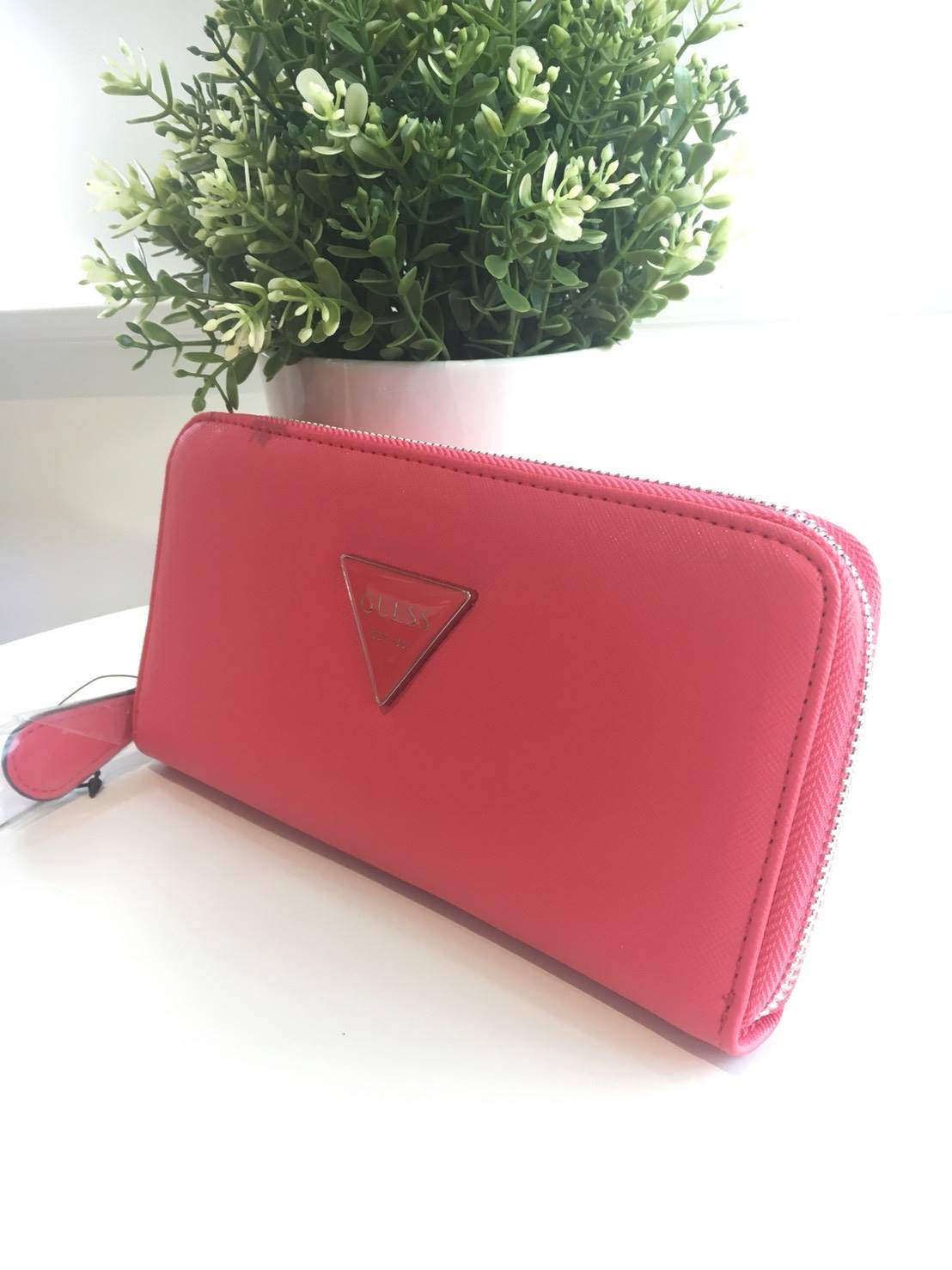 New Arrival!! ~~ Guess wallet กระเป๋าสตางค์หนังใบยาว ซิปรอบ ด้านหน้าประดับด้วยโลโก้แบรนด์โลหะ เปิด-ปิดด้วยซิป แบ่งออกเป็น 2 ช่องใหญ่ สามารถใส่บัตรได้มากกว่า 6 ใบ ใส่ธนบัตรได้มากกว่า 2 ช่อง มีช่องใส่เหรียญและใส่มือถือได้ สวยหรู ต้องมีครอบครองไว้สักใบจริงๆค