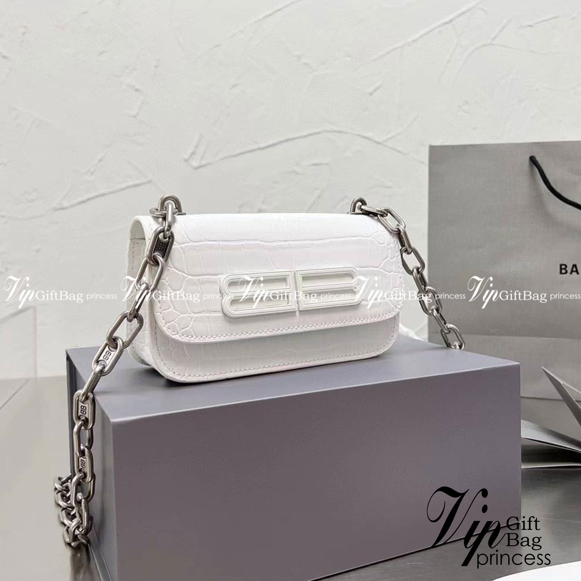 BALENCIAGA BB Logo Crocodile Embossed Leather Wallet on Chain กระเป๋าสะพายขนาดมินิน่ารัก หนังสวยลาย Croc พร้อมสายสะพายโซ่ปั้มแบรนด์ BB สวยหรูมากค่ะ เป็นดีไซน์ที่สามารถใช้ได้นาน ๆ เข้าได้กับทุกลุคอีกด้วยนะ