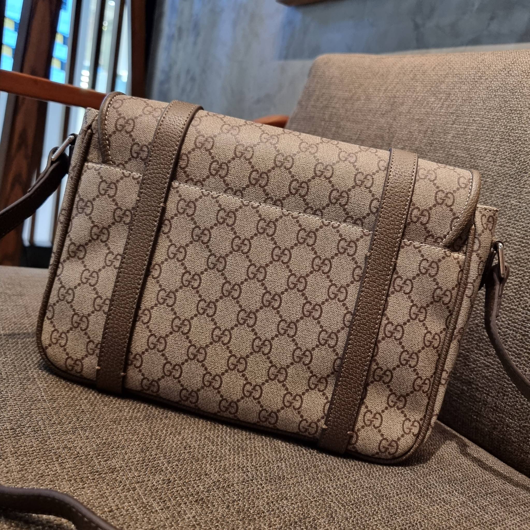Gucci GG Supreme messenger bag GC MESSENGER VINTAGE BAG กระเป๋าสะพายข้างทรงแมสเซนเจอร์ ย้อนยุค ลุคผู้ดีแบบลูกคุณ ดีไซน์ unisex ใช้ได้ทั้งชายและหญิง พรีเมี่ยมกิ๊ฟวีไอพี วัสดุหนังแคนวาส ใช้งานง่ายด้วยฝาเปิดกระดุมแม่เหล็ก ด้านหลังมีช่องเก็บของจุกจิกได้ ภายใน