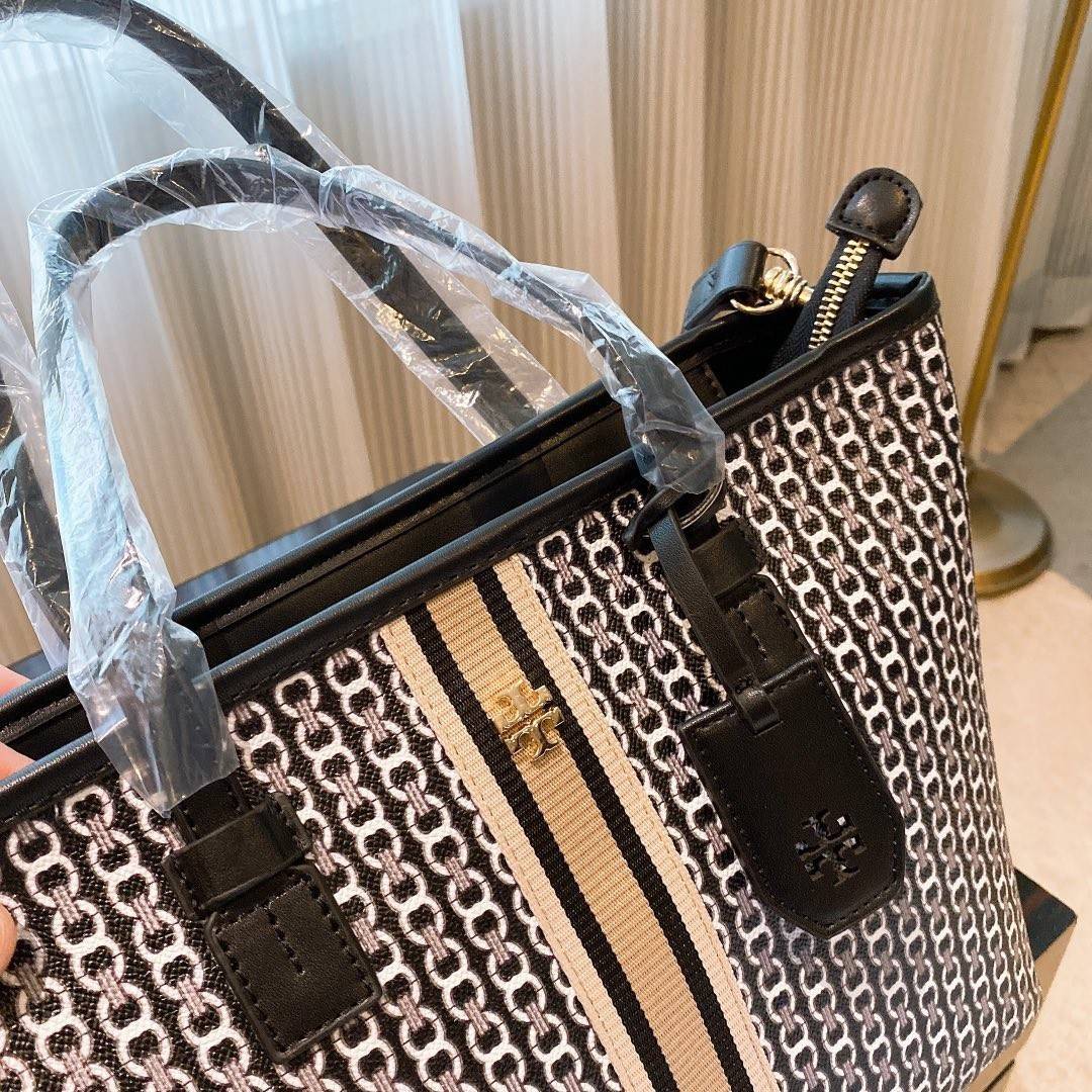 TORY BURCH TOTE BAG กระเป๋าสะพายไหล่ทรงช้อปปิ้ง ทรงคลาสสิค ฮิตตลอดกาล ทรงสวยขนาดกำลังดี