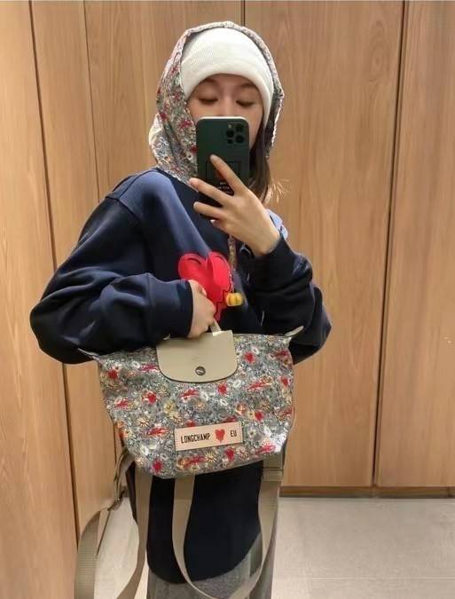 Longchamp X Eu Backpack กระเป๋าเป้สะพายหลังลายดอกๆไม้ วัสดุผ้าฝ้าย อะไหล่สีดำ กระเป๋าเป้แบบลำลองสำหรับสตรีซึ่งนำรูปทรงอันเป็นเอกลักษณ์ของ Le Pliage มาปรับใช้กับทุกสถานการณ์ อุปกรณ์เสริมที่ใช้งานได้จริงนี้มีสายรัดปรับระดับได้และที่จับช่วยให้ สะพายข้างหรือส