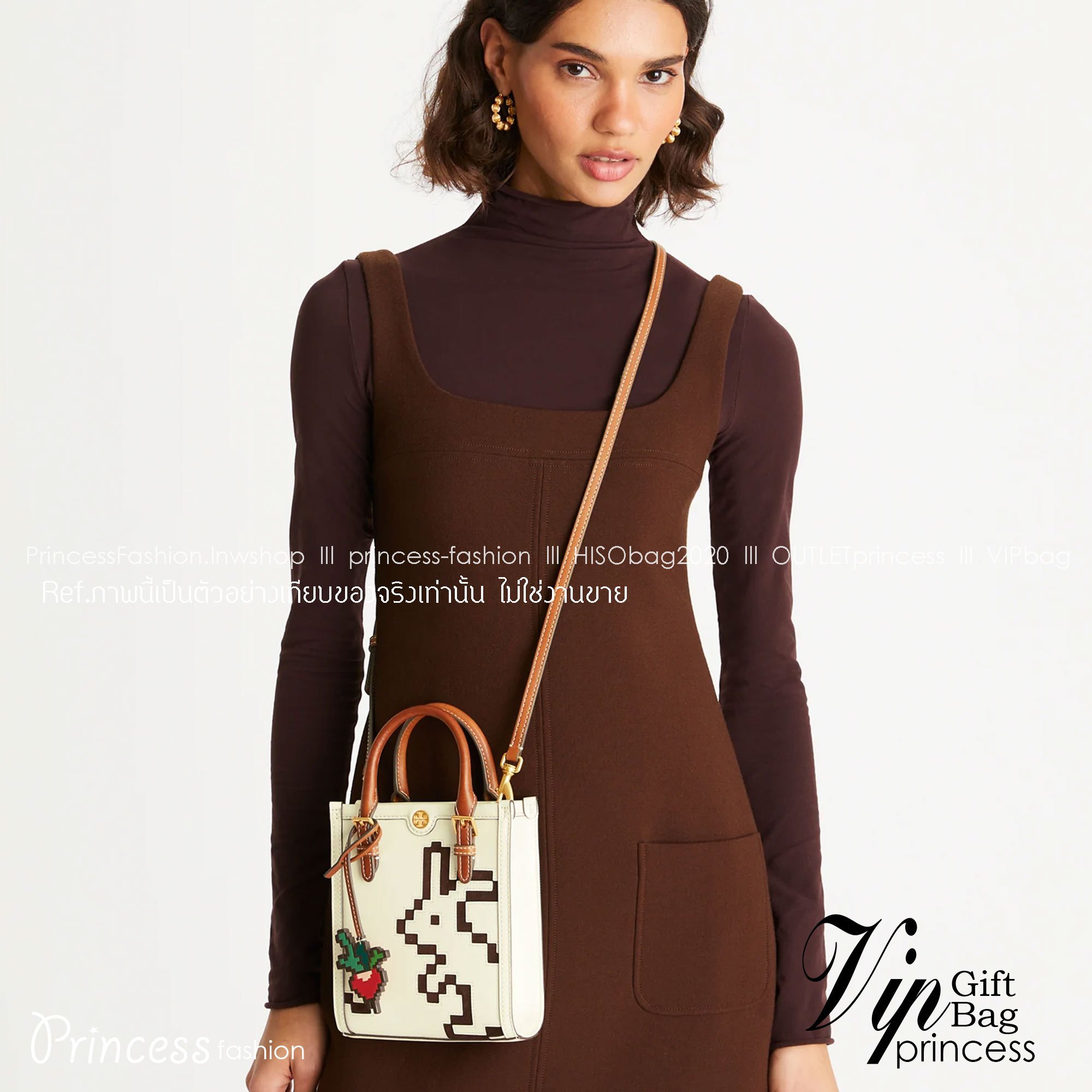 TORY BURCH PIXELATED RABBIT MINI BAG TOTE 🐇 อดใจยังไงไหว น่ารักขนาดนี้ 🥕🥕 กระเป๋าทรงโท้ท ด้านหน้าเป็นรูปกระต่ายอันเป็นสัญลักษณ์ของปีนี้ น่ารักมากๆค่ะ 🥕พร้อมพวงหนังแครอทมาให้อีกหนึ่งพวง