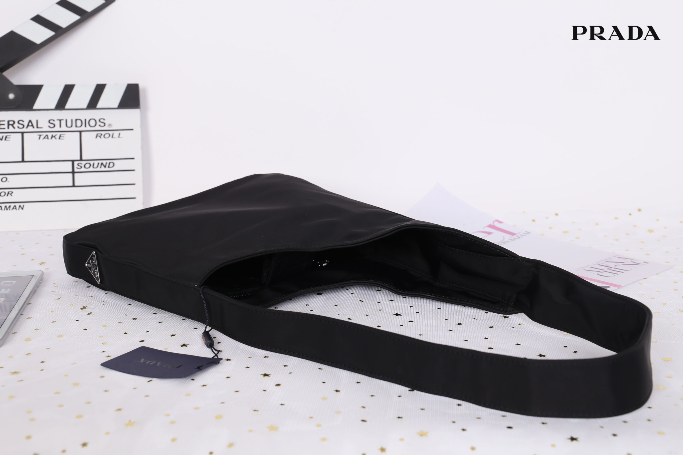 PRADA Nylon Shoulder Bag Black Auth 6304 กระเป๋าสะพายไหล่ทรงสวย ดีไซน์เก๋ วัสดุผ้า Nylon เนื้อหนาคุณภาพดี อะไหล่เงินสุดหรู เปิดปิดแบบฉีกลอก ด้านในโล่งกว้างจุของได้เยอะเลยค่ะ