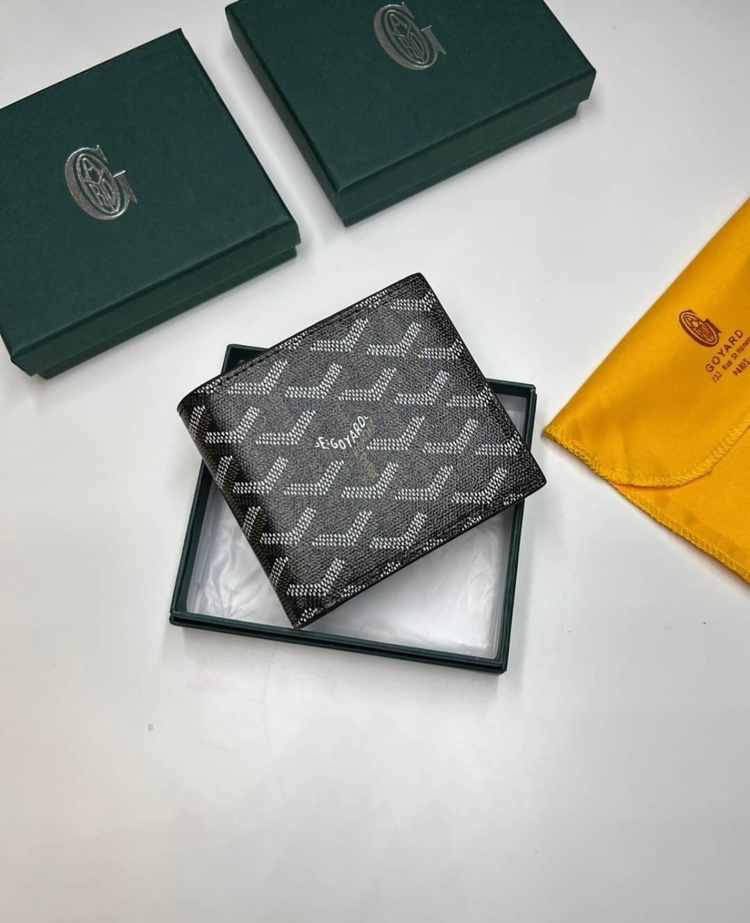 GOYARD WALLET / GOYARD Victoire Bifold Wallet พร้อมส่งที่ไทย เกรดเทพออริจินอล หนังเกรดดีสุด กระเป๋าสตางค์ผู้ชายใบสั้น พร้อมกล่องเขียวแบรนด์สวยหรู อีกรุ่นที่ยอดขายไม่เคยตก ภาพสินค้าถ่ายจากงานขายจริง ใช้งานต่างประเทศได้เลยค่ะ