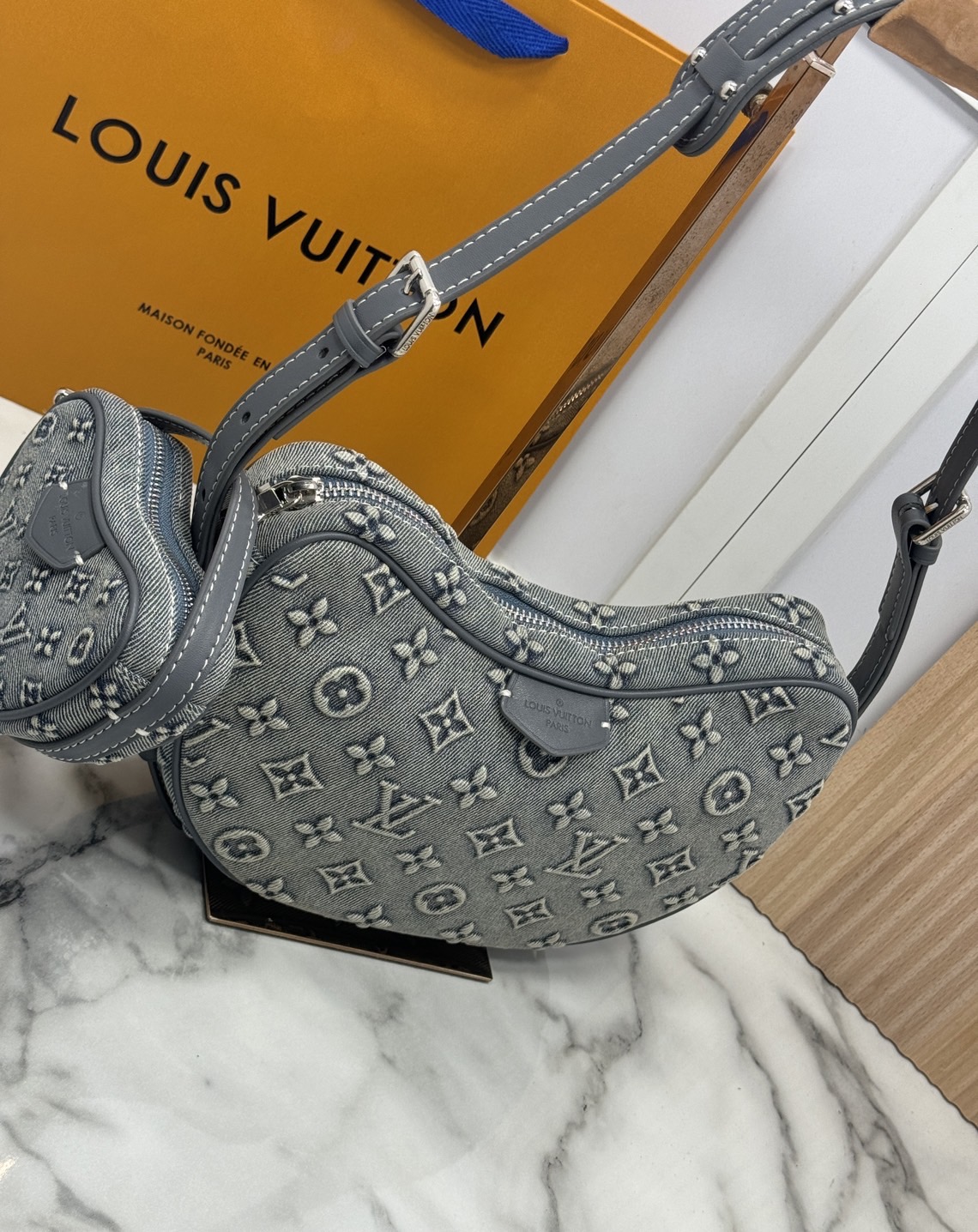 LV Croissant MM Monogram Denim Bag กระเป๋าทรงครัวซองต์ เดนิมสไตล์วินเทจ ปั้มนูนโลโก้ลายโมโนแกรม สวยชิค ฉ่ำก่อนใคร ด้วยดีไซน์สุดเก๋แบบทำถึง เพิ่มดีเทลน่าใช้ด้วยใบลูก ที่แยกออกมาใช้ได้ ใส่เหรียญใส่ของจุกจิกได้ บอกเลยว่าสะพายไปไหนก็สวยโดดเด่นกว่าใคร