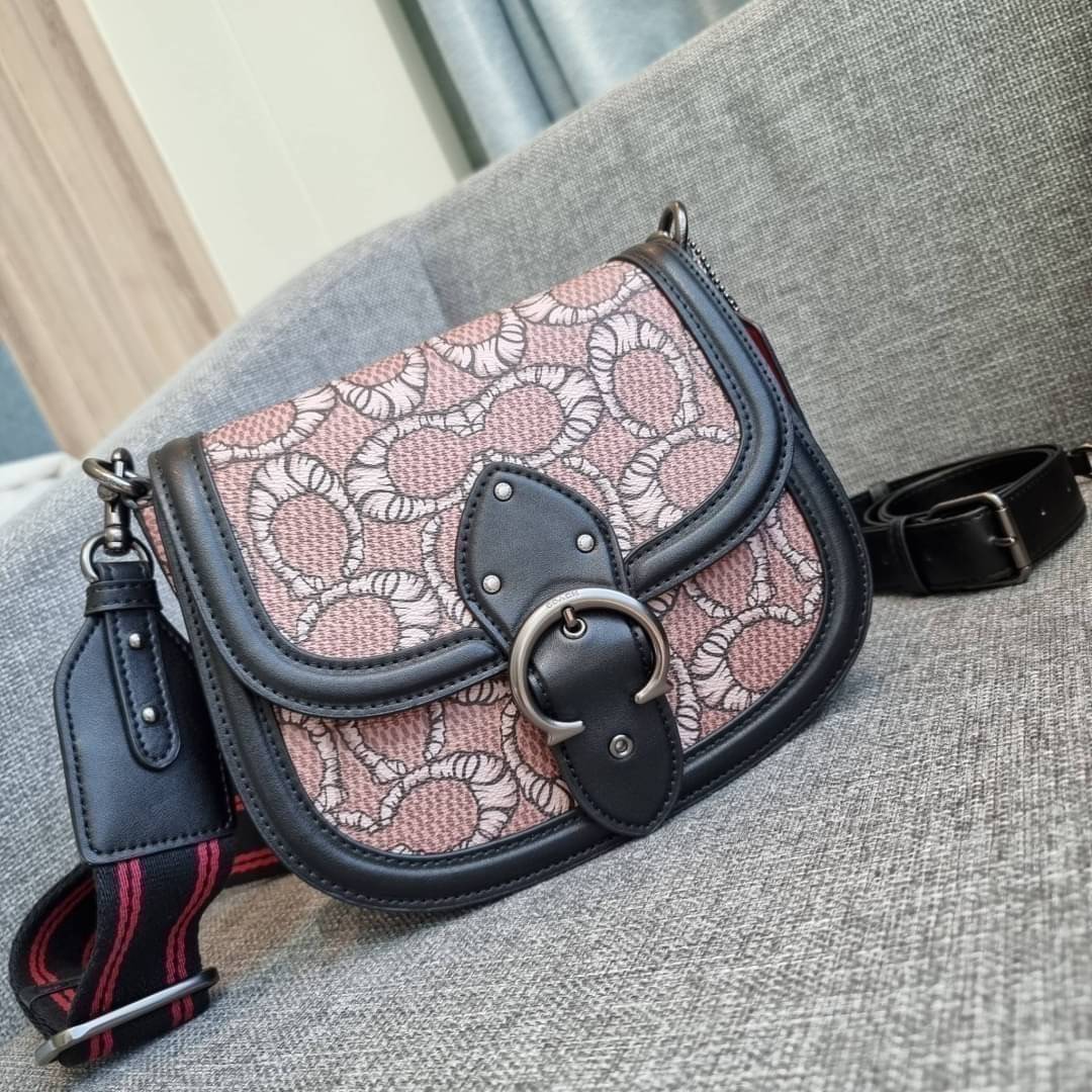 COACH C6972 COACH x MICHAEL B. JORDAN WITH BEAT SADDLE BAG คอลเลคชั่นใหม่ ดีไซน์สุดชิค มาให้สวยในไทยก่อนใคร กับกระเป๋าทรง saddle ที่พิเศษมากๆมาพร้อมสายสะพาย 2 เส้น ใช้คู่กันหรือแยกสะพายก็สวยครบสูตร กระเป๋าสะพายทรง saddle คลาสสิค วัสดุหนังแคนวาสสลับหนังแท้