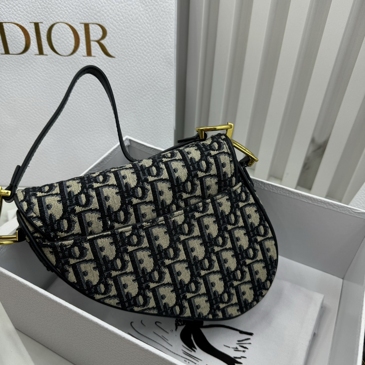 DIOR Mini Saddle Bag with Strap Blue Dior Oblique Jacquard / Black Grained Leather กระเป๋าสะพายทรงอานม้าเอกลักษณ์ของแบรนด์แห่งตำนานความหรู