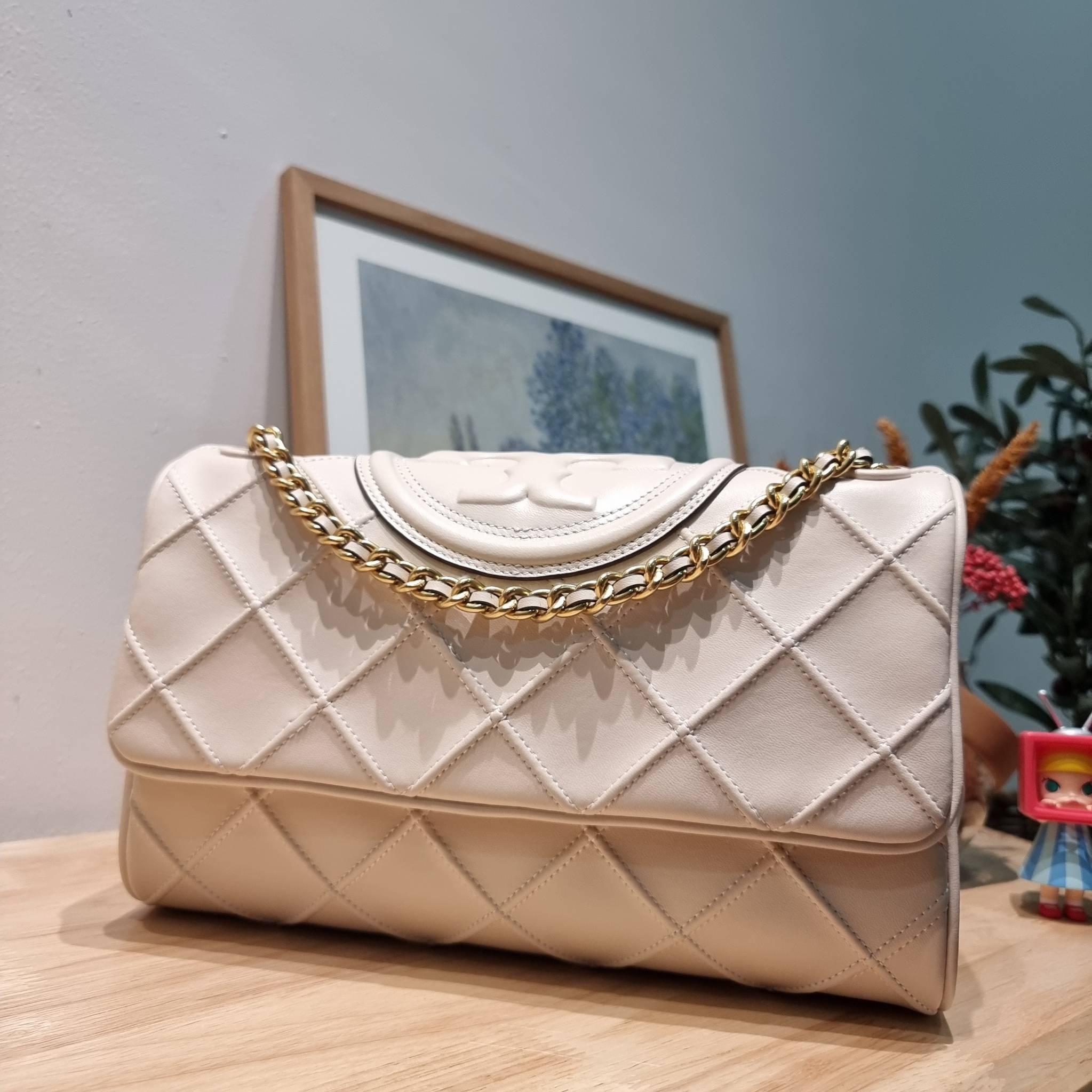 TORY BURCH FLEMING SOFT CONVERTIBLE SHOULDER BAG รุ่นหายาก กับดีไซน์ใหม่ล่าสุด มาพร้อมเสิร์ฟความสวยถึงบ้านไปเลย กับกระเป๋าสะพายไหล่ขนาดกำลังสวย หนังแท้นิ่มเต็มใบ สัมผัสสบายมือ