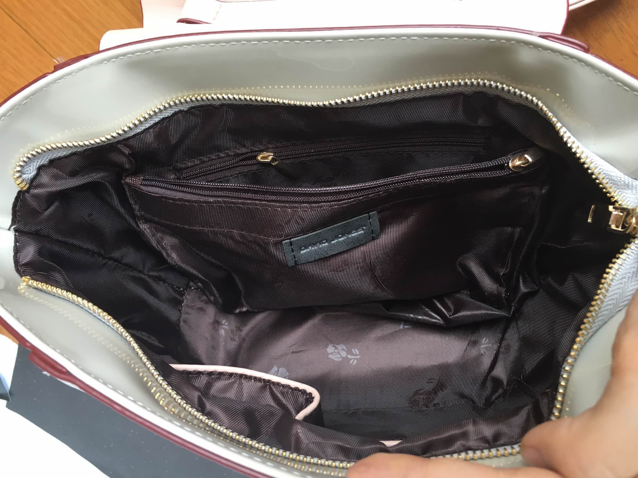 งานแท้ชนช้อป ทรงขายดี มาใหม่สวยหรูมากคะ กระเป๋าถือ / สะพายจาก แบรนด์ David jones หนังอย่างดี ขนาด กำลังดี มีช่องใส่ของจุกจิกด้านใน สีสวยคะ เข้ากับชึดได้ง่ายมากๆ ใบนี้แนะนำเลย สวยมาก สีSweetPastel