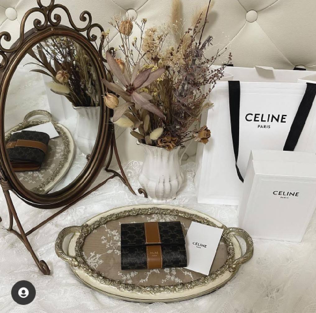 CELINE WALLET BAG WITH CHAIN VIP GIFT WITH PURCHASE (GWP) พรีเมี่ยมกิ๊ฟ Limited จาก CELINE HAUTE PARFUME DUTYFREE COUNTER วัสดุ Triomphe Canvas หนังสวยอยู่ทรงปั้มโลโก้ด้านหน้าเปิดปิดฝาพับกระดุม ภายในมีช่องแบ่งหลายช่อง มีช่องใส่บัตรห