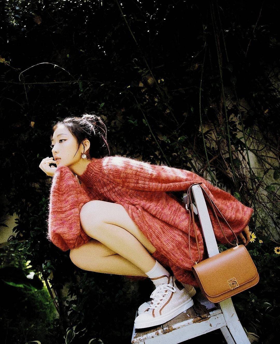 LOEWE CROSSBODYBAG VIP GIFT WITH PURCHASE (GWP) กระเป๋าสะพายพรีเมี่ยมกิ๊ฟ Limited Edition จากน้ำหอม LOEWE DUTY FREE วัสดุหนังแท้ Calf Leather หนังเรียบสวยอยู่ทรงดีไซน์สุดคลาสสิค เปิดปิดด้วยฝาปิดโลโก้แบรนด์อะไหล่ทองหรู ภายในมีช่องแบ่งหลายช่องแยกเป็นสัดส่วน