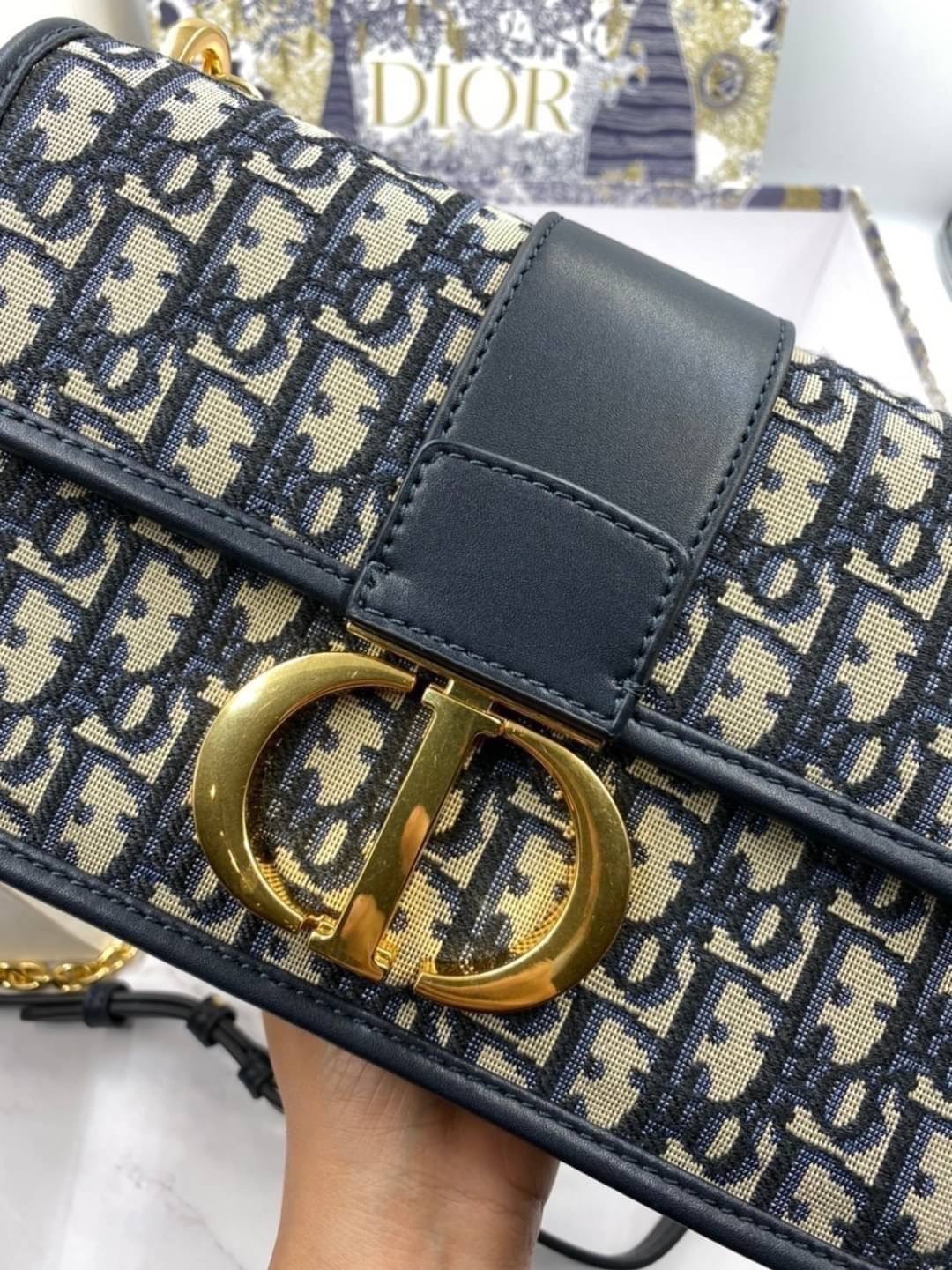 หนังแท้ CHRISTIAN DIOR 30 MONTAIGNE BAG Oblique Jacquard เอกลักษณ์ของความหรู น้ำหนักเบา ไอเท็มหายาก!! Best seller!! ยกให้น้องเลย!! ดีไซน์เรียบหรูในความเป็นเอกลักษณ์ ใช้งานง่าย สะดวก ได้ทุกโอกาส แนะนำเป็น everyday bag ติดตัวไว้เลยจ้าสาวๆ พร้อมส่งที่ไทย ภาพ