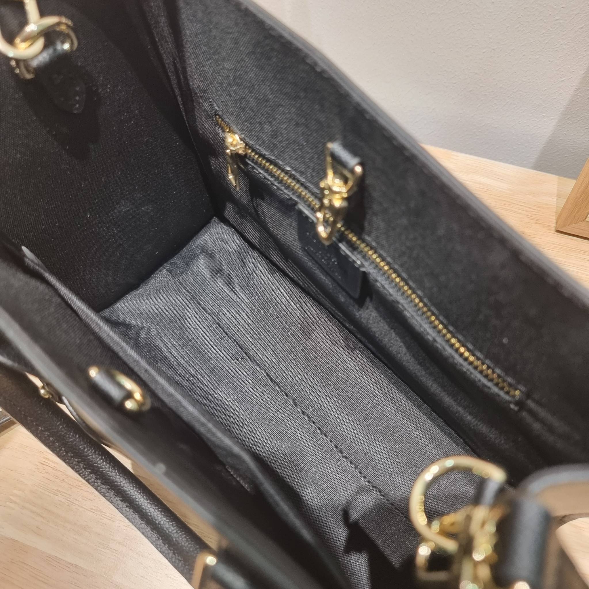 LV Onthego / LV crossbody tote bag กระเป๋าทรงโท้ทเวอร์ชั่นดั้งเดิม ที่คลาสสิค ผู้ดี หรูหรา โทนสีใช้งานง่าย ได้ทุกลุค ทุกสไตล์ วัสดุหนังลูกวัว ผิวลายเกรน มาพร้อมหูจับในตัว คล้องแขนก็ดูแพง หรือจะเกี่ยวสายครอสสะพายก็อัพลุคได้เลย ภายในโล่งกว้างมาก มีอะไหล่เกี