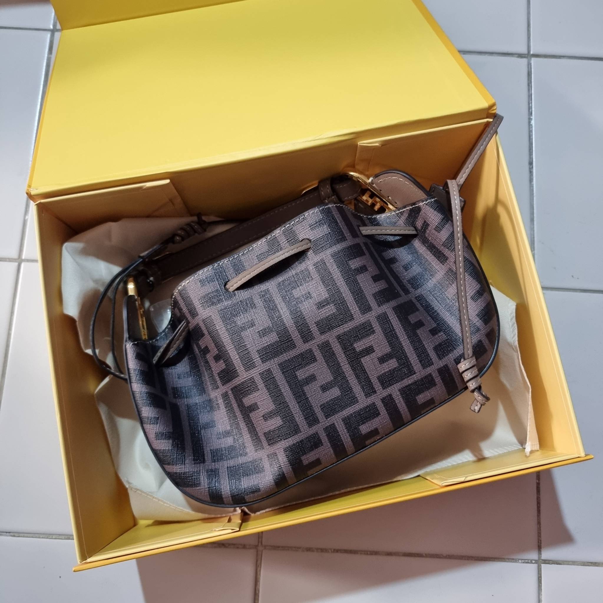 Fendi Pomodorino mini FF leather bag / FENDI FF mini bag รุ่นลิมิเต็ด หายาก ขนาดกำลังสวย ดีไซน์ทรงไม่ซ้ำใคร เก๋ๆตรงดีเทลรูดเก็บปากกระเป๋า วัสดุหนังแคนวาสเคลือบลาย มาพร้อมหูจับในตัว และสายครอสมีมาให้ ปรับได้เล็กน้อย ภายในโล่งกว้าง ใส่ของจำเป็นได้ครบ ใบจริง