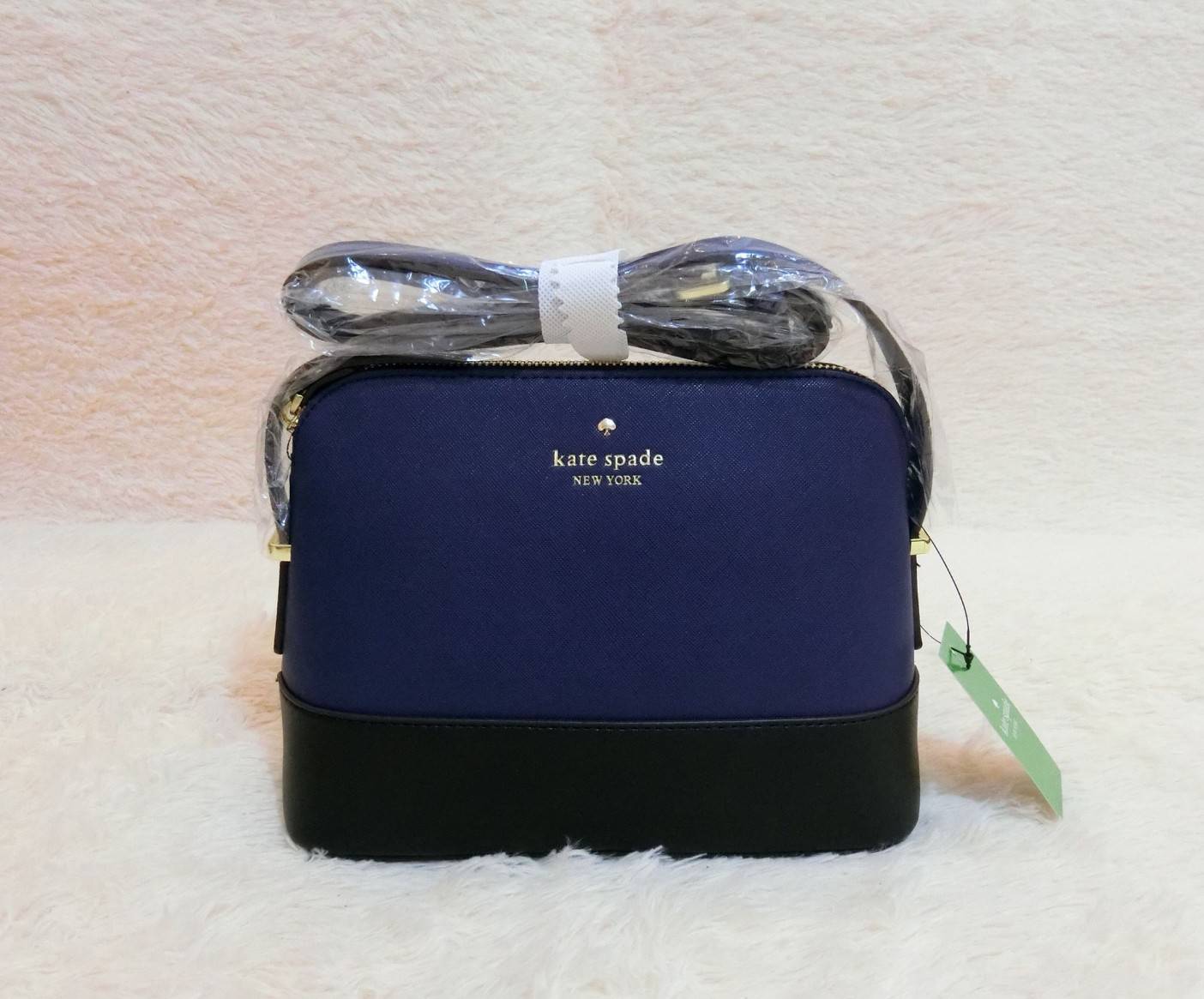 KATE SPADE CEDAR STREET MANDY แบรนด์ดังจากอเมริกาสุดฮิต กระเป๋าขนาดน่ารัก สะพายข้าง หนัง saffiano ภายในลายสวยเก๋สีทองเรียบหรู ทรงแข็งอยู่ทรง MUST HAVE!!