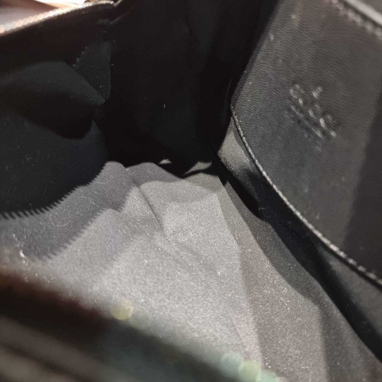 GG MARMONT SMALL SHOULDER BAG 🖤 อีกหนึ่งรุ่นในตำนาน ฮิตไม่เลิก กับกระเป๋าสะพายข้างรุ่นคลาสสิค รูปทรงกล่อง สวยใช้งานสะดวก อะไหล่สีดำดูแพง สะพายขับผิว