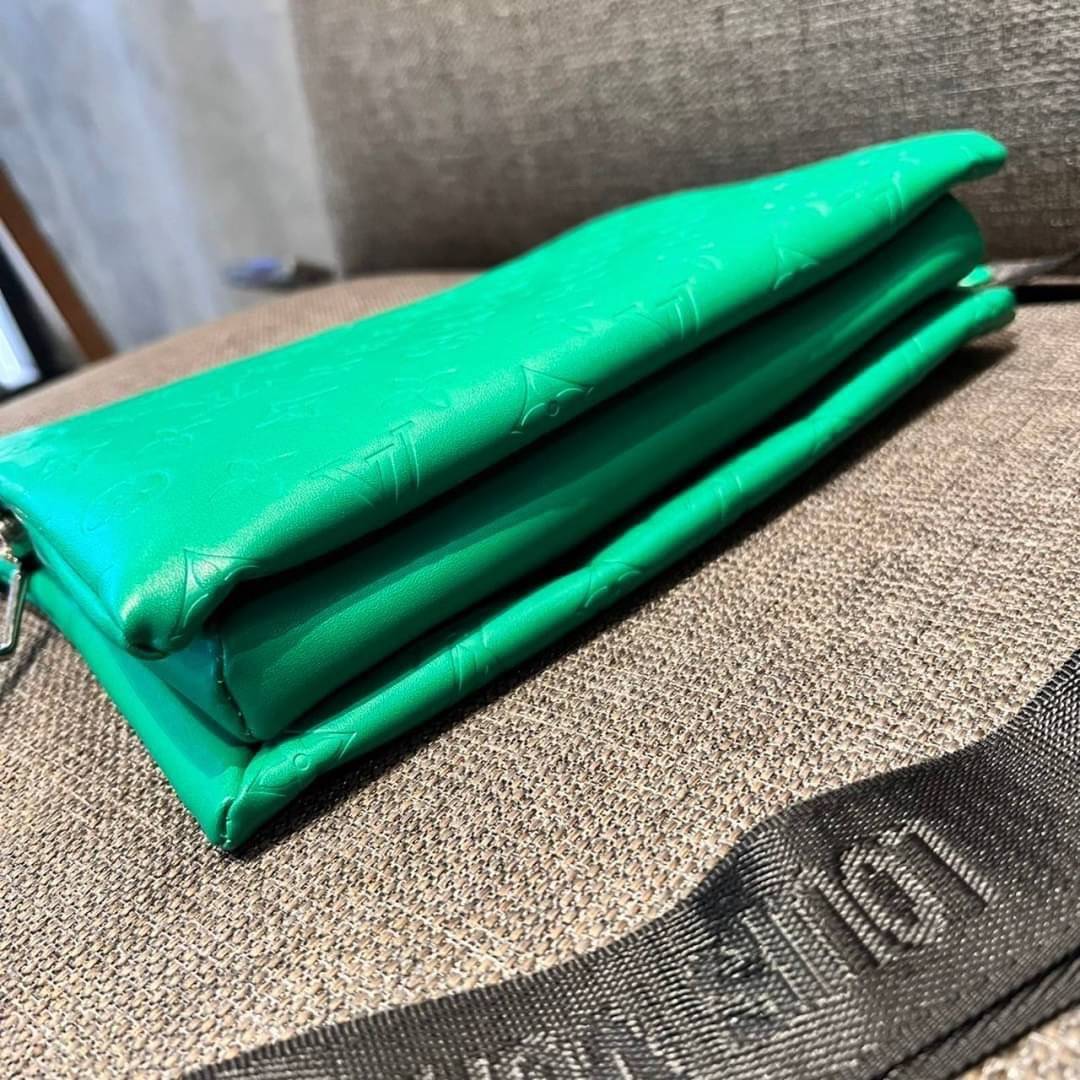 LV HANDLE POUCH MONOGRAM / LV Coussin กระเป๋าสะพายกึ่งคลัชท์ สุดล้ำ มาแรงมาก ด้วยความสวยปังตั้งแต่แรกเห็น วัสดุหนังแกะปั๊มลายสวยคม มาพร้อมสาย 2 เส้น เลิศๆ มีสายโซ่ที่มีดีเทลละเอียดไม่ซ้ำ และสายสปอร์ตครอสบอดี้ ที่จะคล้องไว้ทั้งสองเส้นก็ดีงาม หรือสลับใช้ตาม