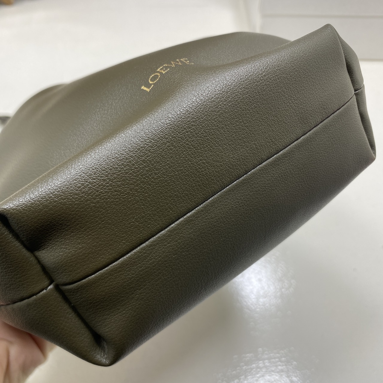 ORI หนังแท้ | LOEWE Mini Flamenco purse in mellow nappa leather / Loewe Bucket Bag กระเป๋าสะพายทรงบัคเก็ตไซส์มินิ หนังเรียบสวยหรู เรียบง่าย หนังแท้ผิวสัมผัสนุ่มมือ น้ำหนักเบาและนุ่มสบาย ดีไซน์จับจีบ เชือกผูกแบบปมโบราณ และสายโซ่รูปโดนัท