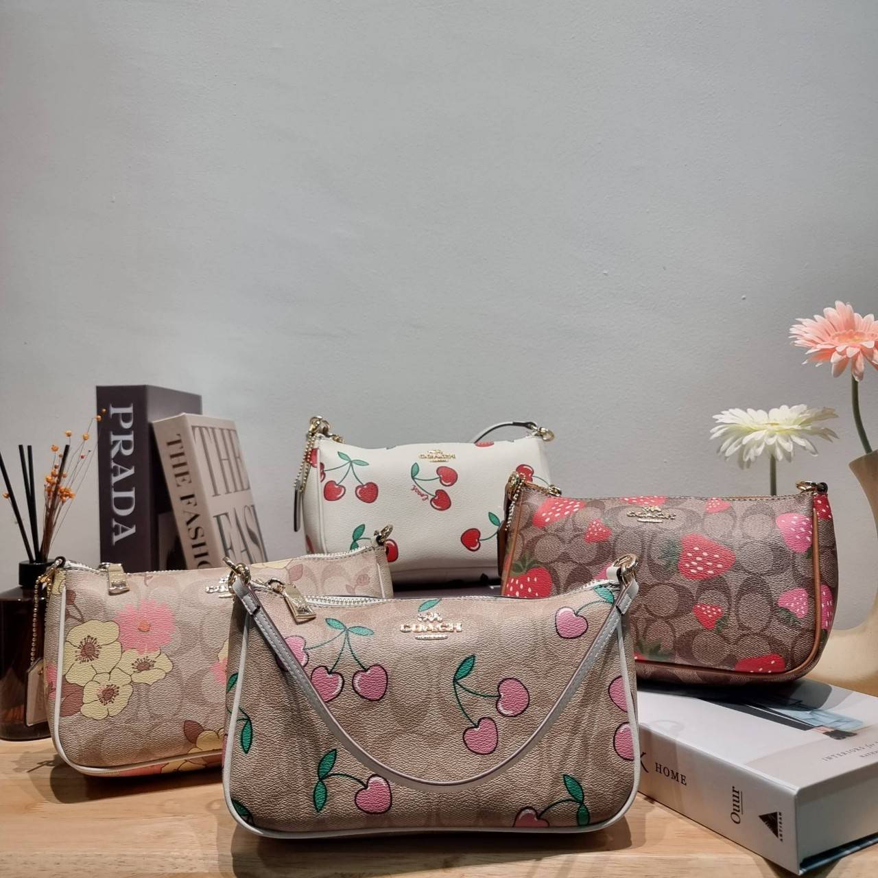 COACH F58321 TOP HANDLE POUCH คอลเลคชั่นสุดฮิต กับดีไซน์ใหม่ น่ารักน่าใช้ทุกแบบ กระเป๋าพอชทรงใช้งานง่าย สะดวก กะทัดรัด วัสดุหนังแคนวาสเคลือบคุณภาพ มาพร้อมสายคล้องในตัว และสายสะพาย crossbody ปรับเปลี่ยนได้ตามสไตล์ อีกหนึ่งไอเท็มที่สาวๆต้องมี ในราคาสุดคุ้ม 